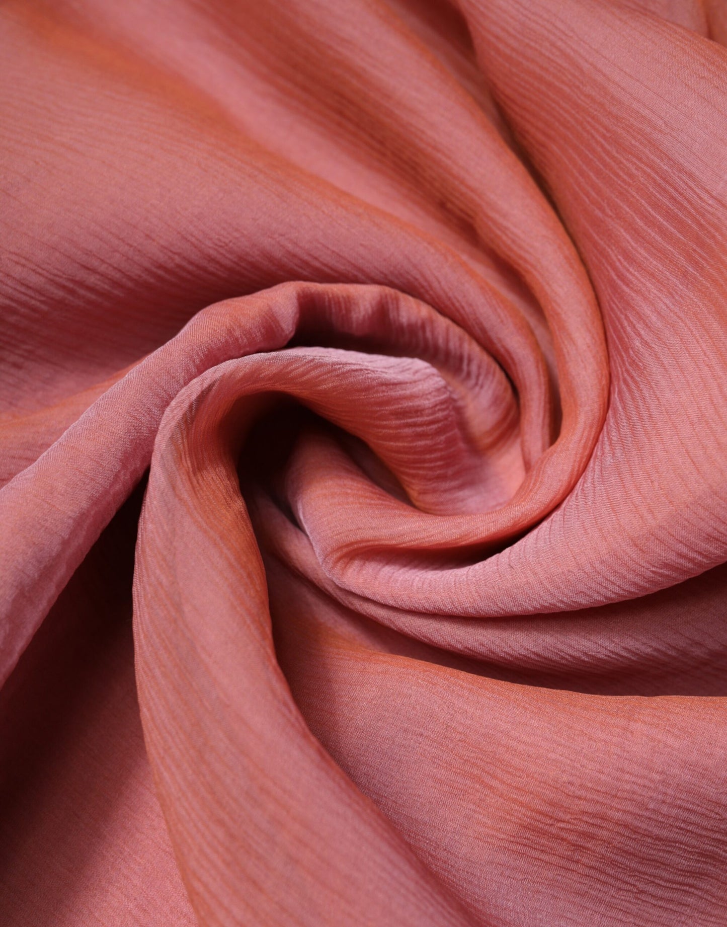 وشاح نسائي مستطيل من الحرير الوردي من دولتشي آند غابانا