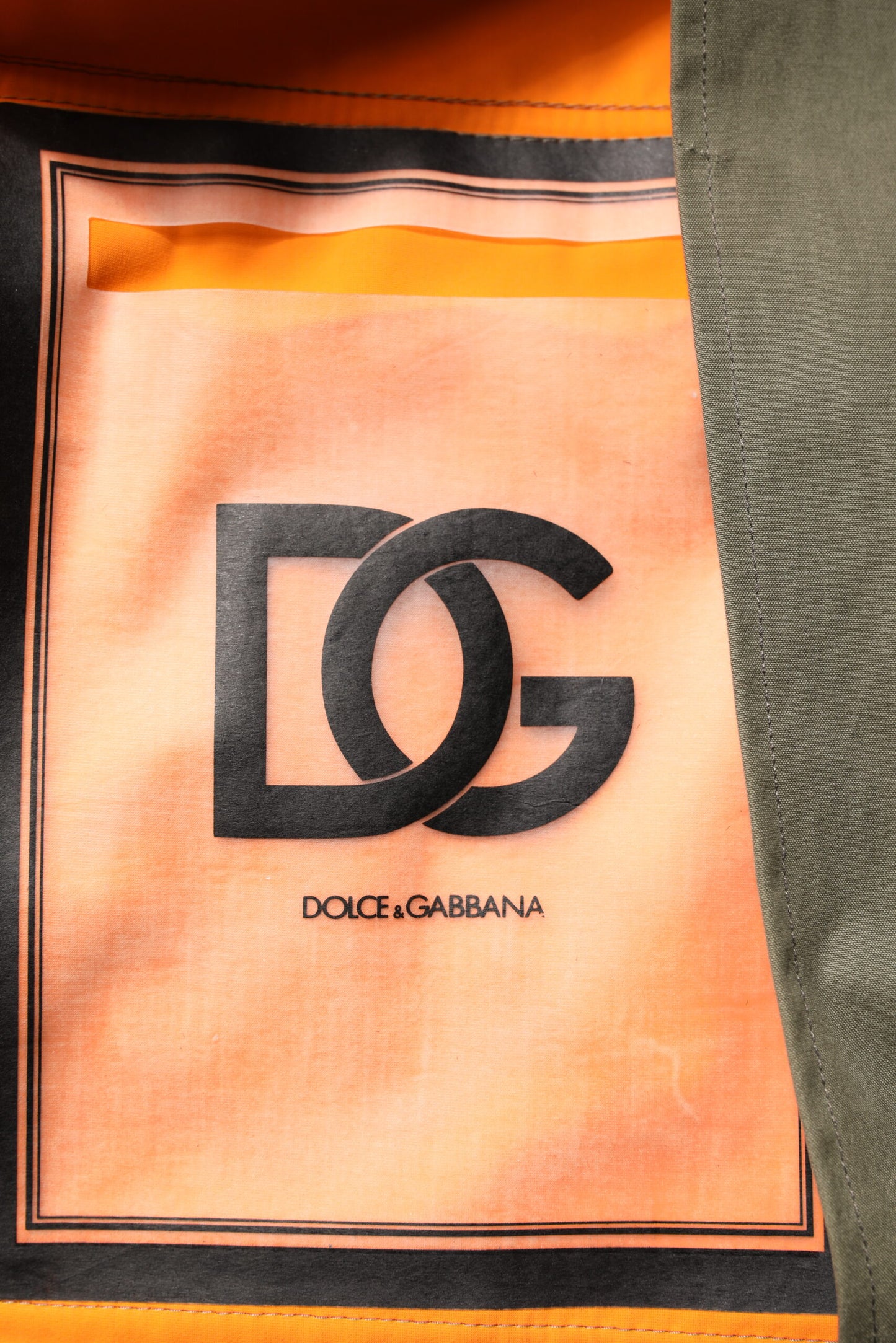 جاكيت دولتشي آند غابانا متعدد الألوان بغطاء رأس وأزرار مموهة