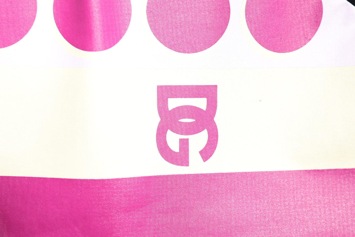 تي شيرت دولتشي آند غابانا متعدد الألوان مطبوع عليه شعار بأكمام قصيرة