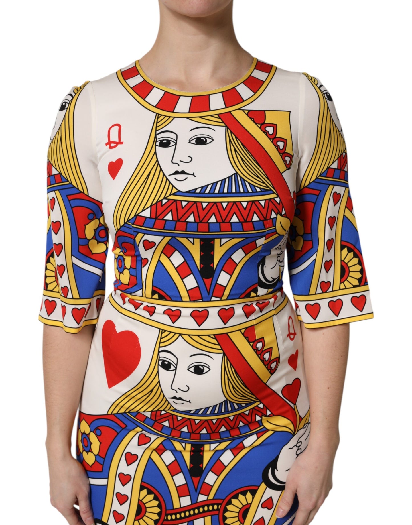 فستان دولتشي آند غابانا الأبيض "ملكة القلب" بأكمام قصيرة ومتوسطة