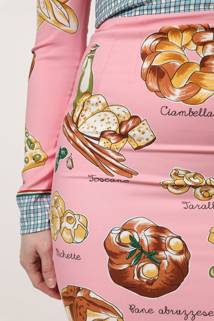 فستان دولتشي آند غابانا الوردي المطبوع بنقشة المعجنات، ضيق ومتوسط ​​الطول