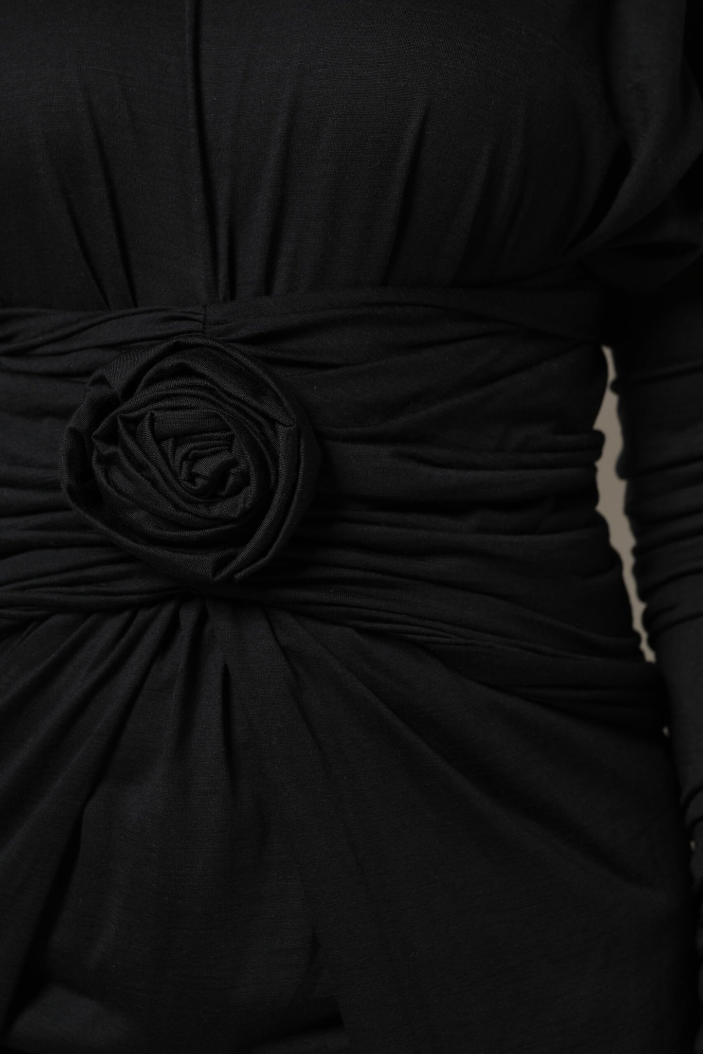 فستان دولتشي آند غابانا أسود من الصوف بأكمام طويلة