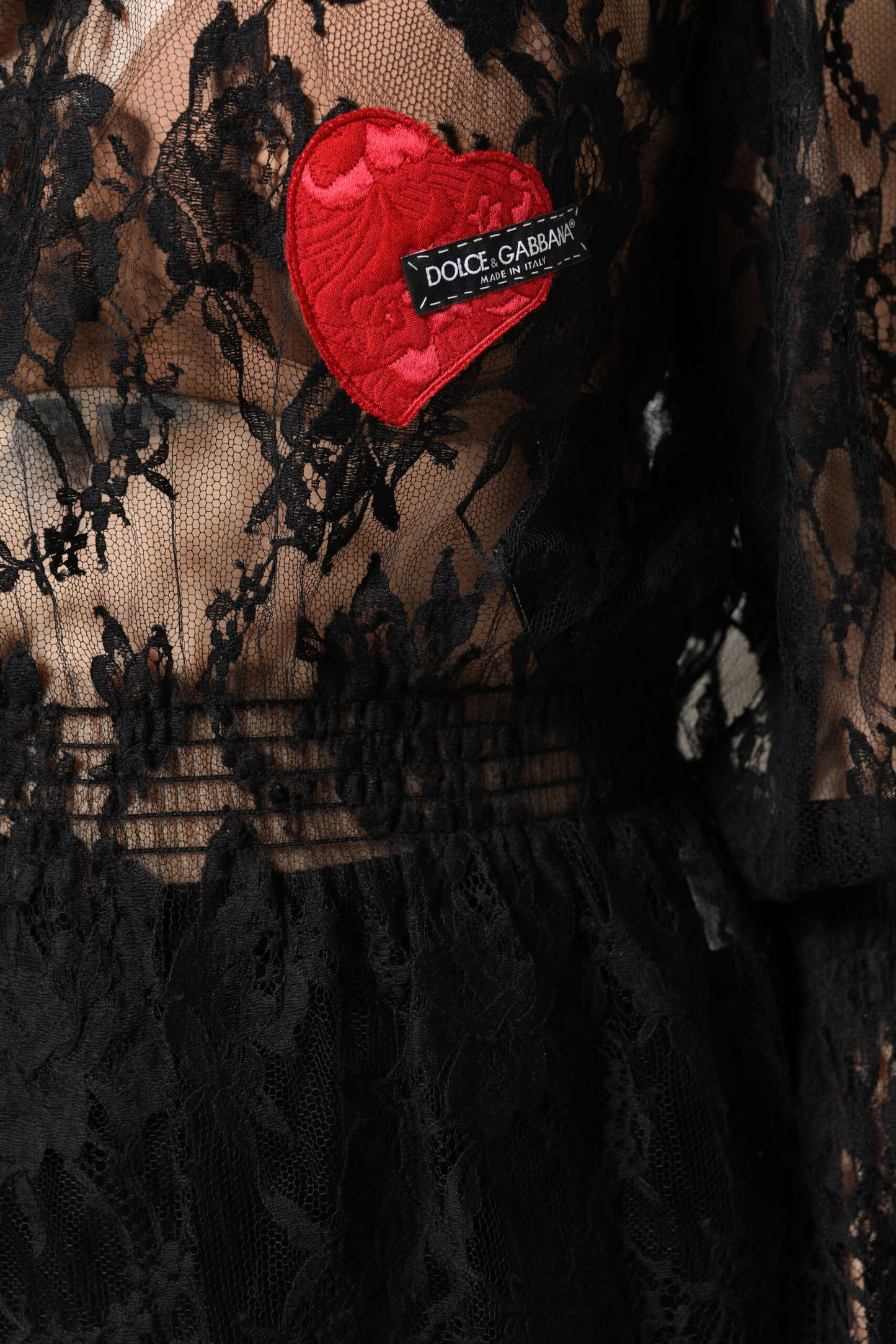بلوزة نسائية من دولتشي آند غابانا مصنوعة من القطن الأسود ومزينة بالدانتيل