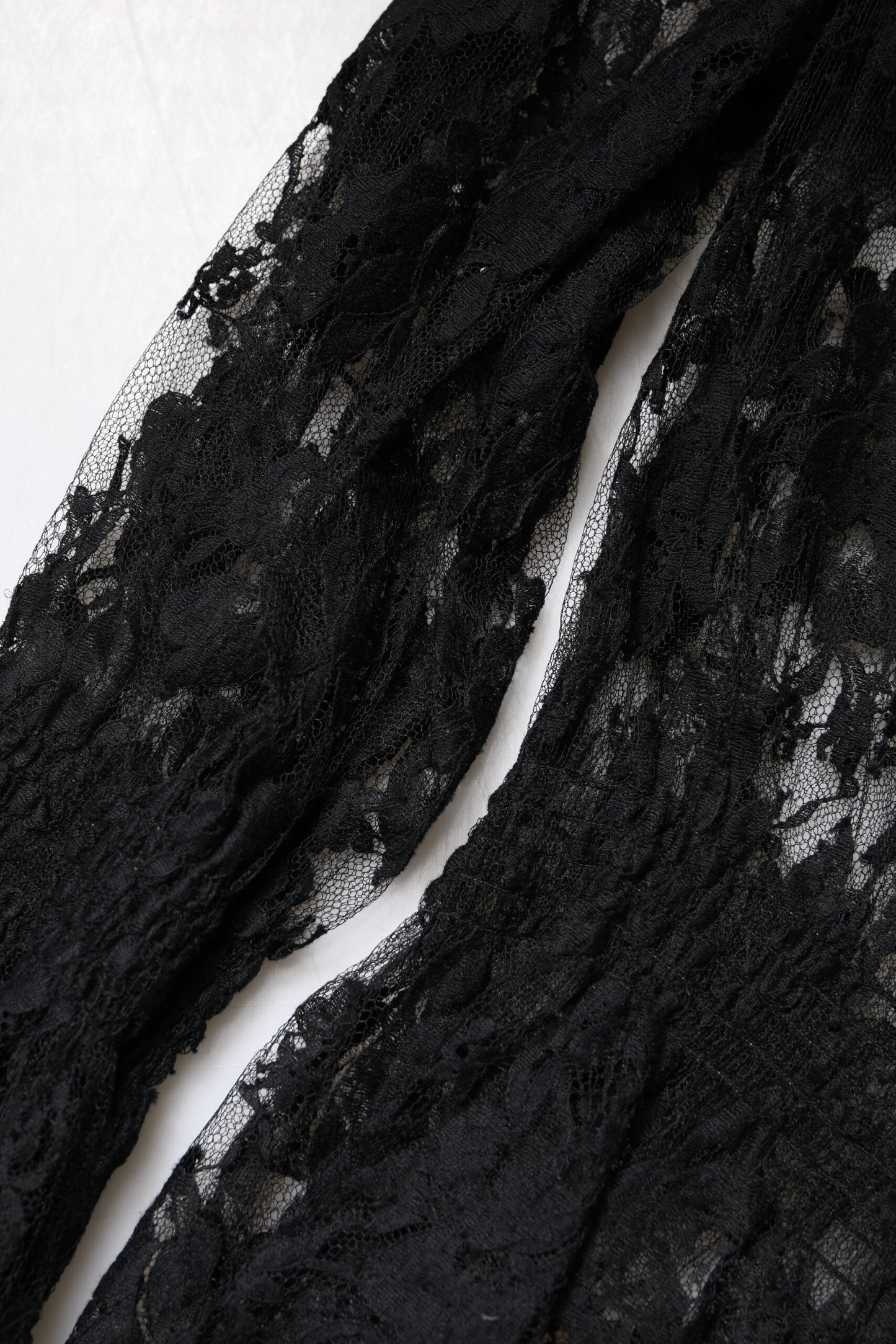 بلوزة نسائية من دولتشي آند غابانا مصنوعة من القطن الأسود ومزينة بالدانتيل