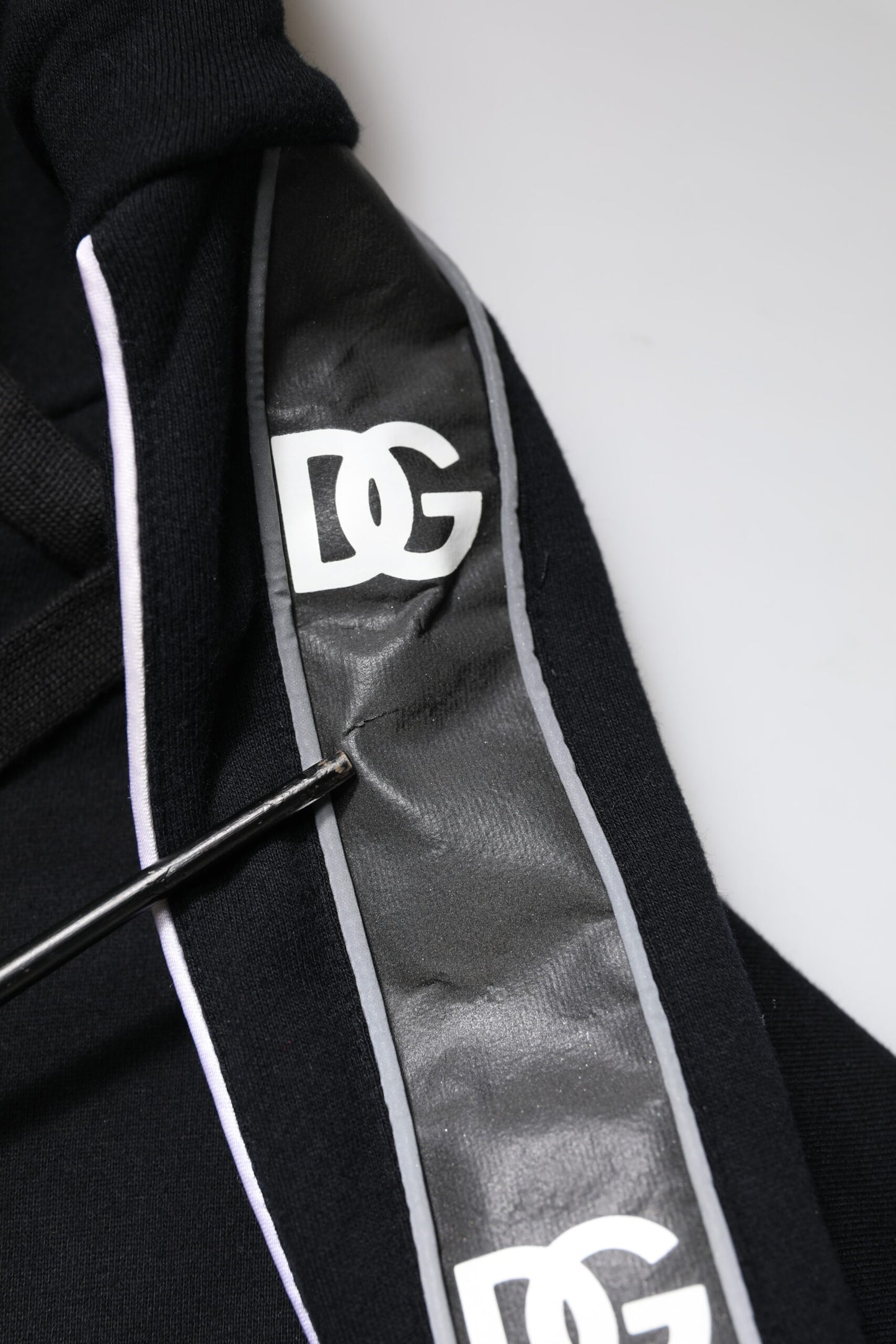 سويت شيرت دولتشي آند غابانا أسود قطني بغطاء رأس وشعار