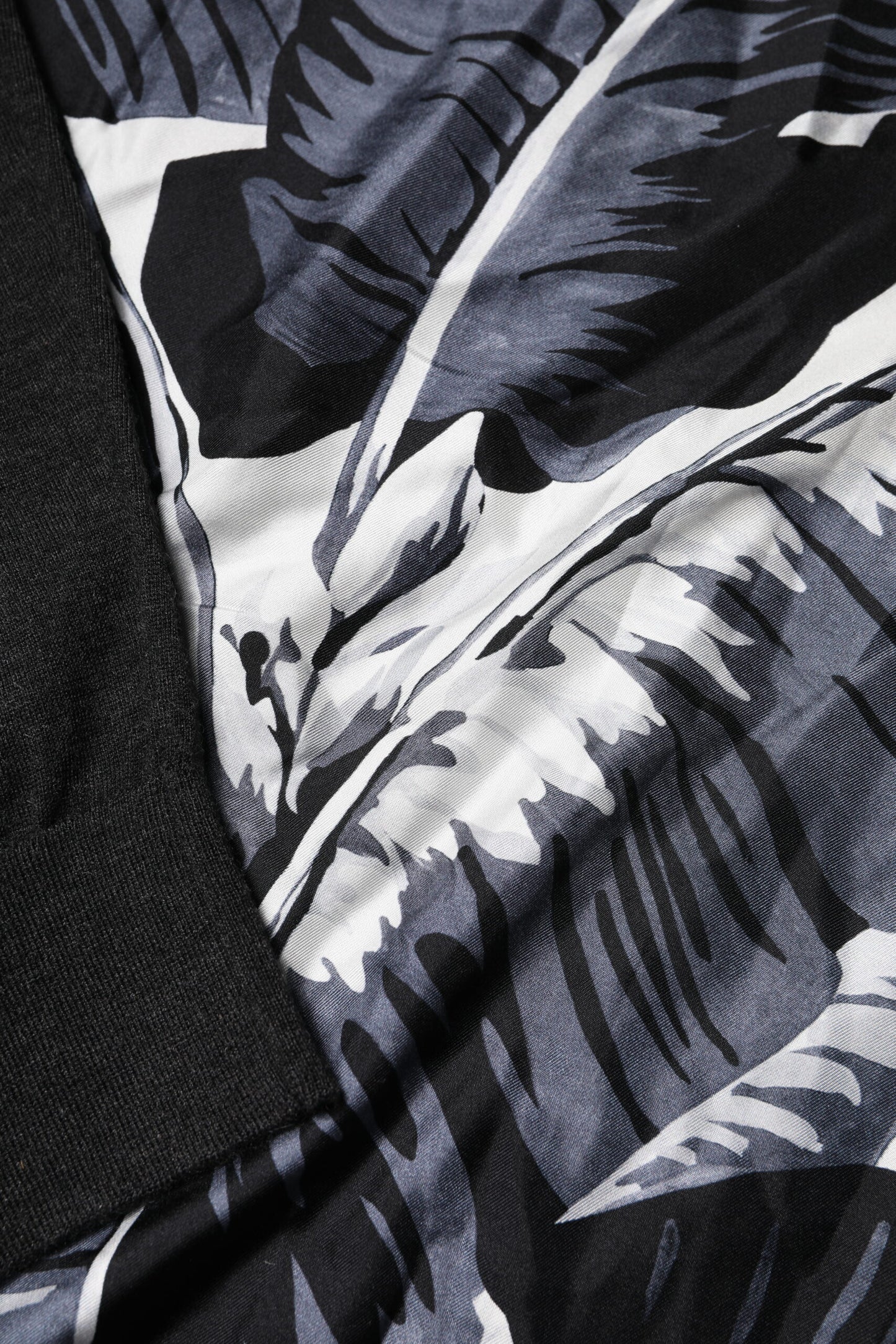 بلوفر رجالي محبوك مطبوع باللون الأسود من دولتشي آند غابانا