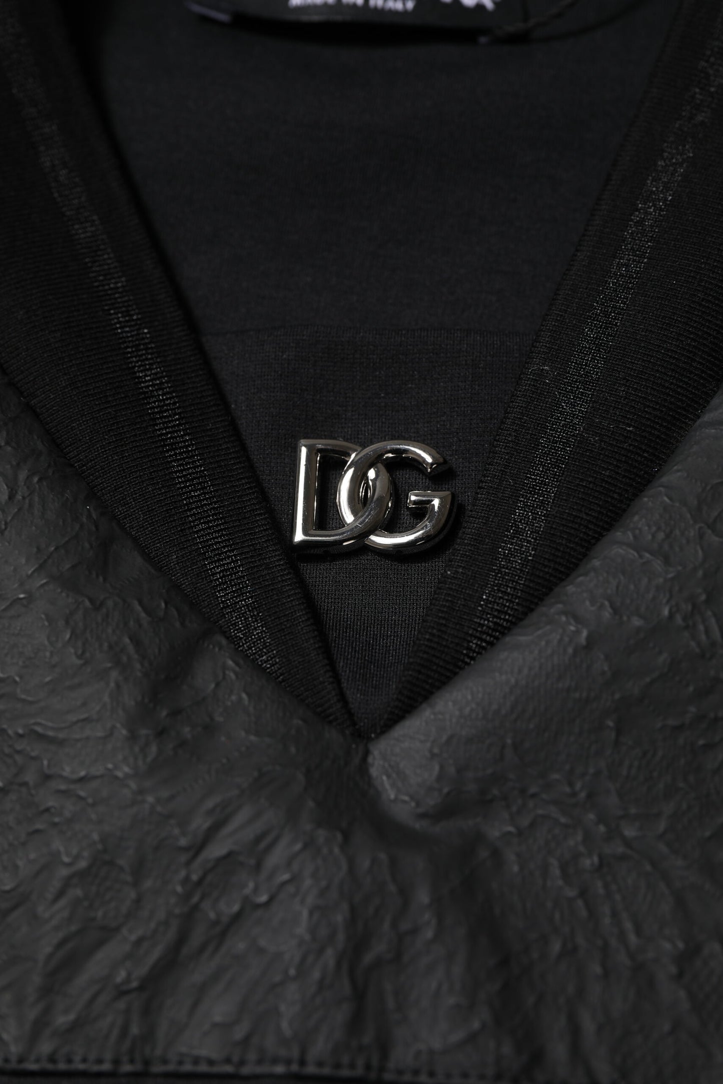 تي شيرت دولتشي آند غابانا أسود من القطن بأكمام قصيرة ورقبة على شكل حرف V