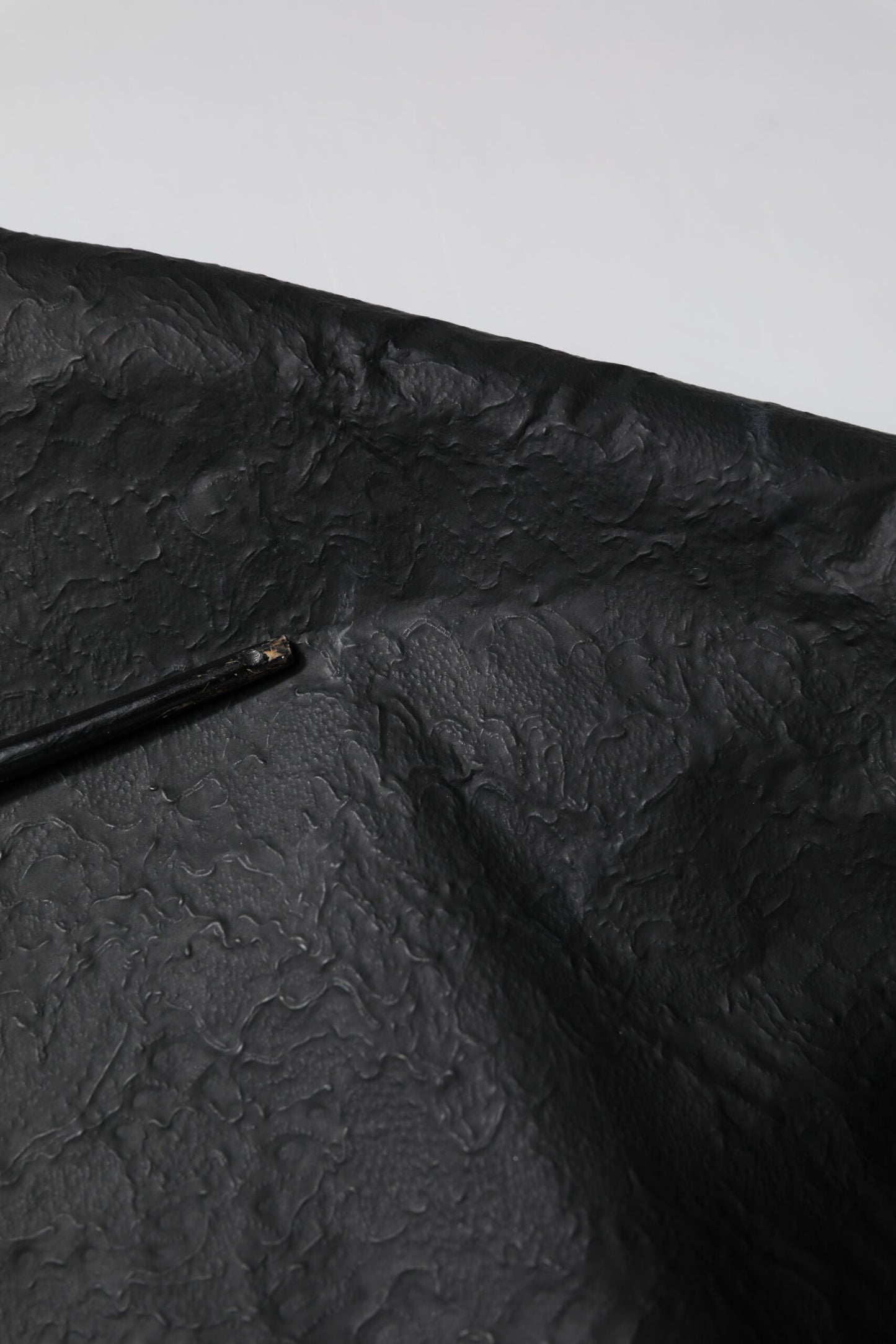 تي شيرت دولتشي آند غابانا أسود من القطن بأكمام قصيرة ورقبة على شكل حرف V