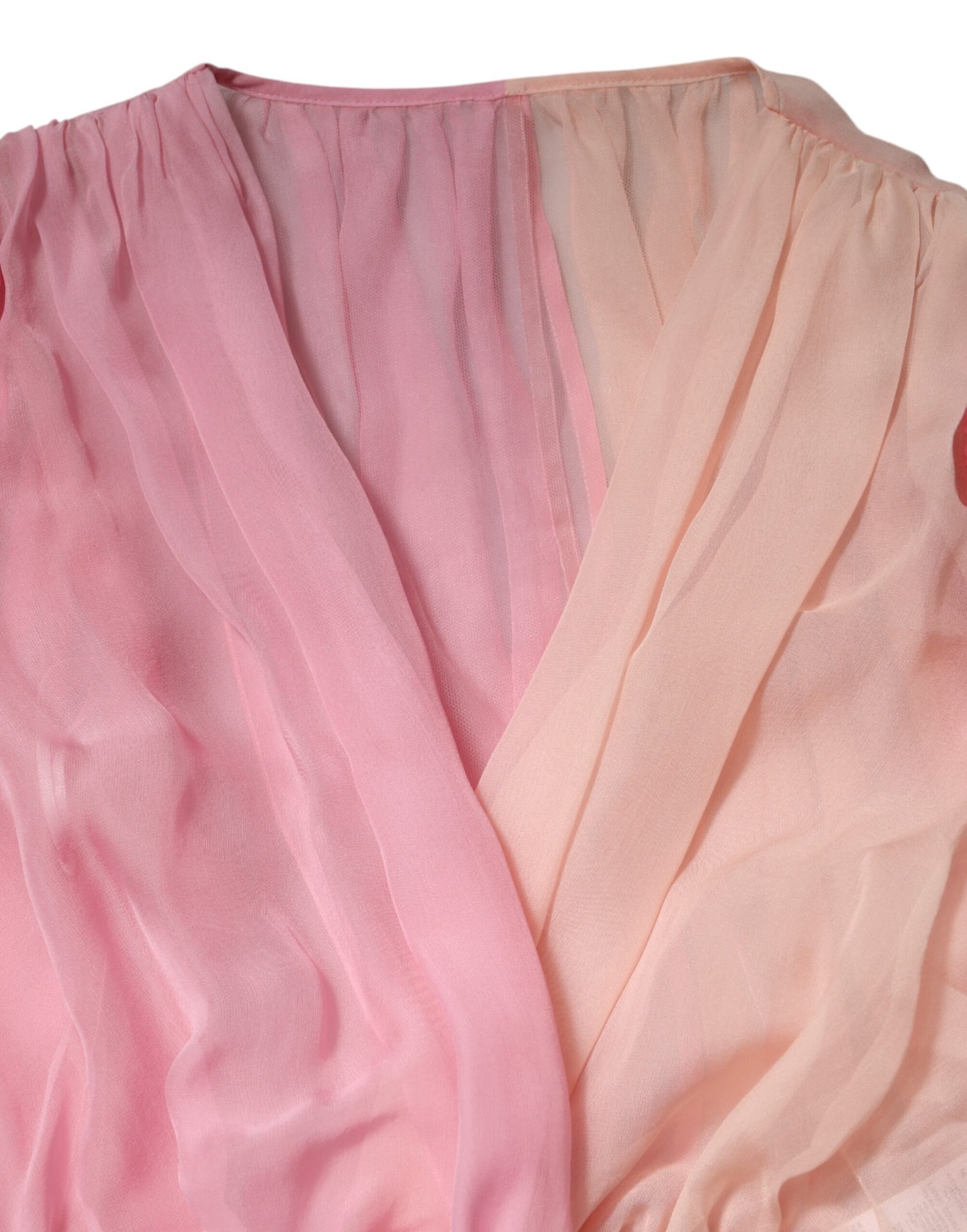 بلوزة دولتشي آند غابانا الوردية ذات الرقبة على شكل حرف V والأكمام الطويلة