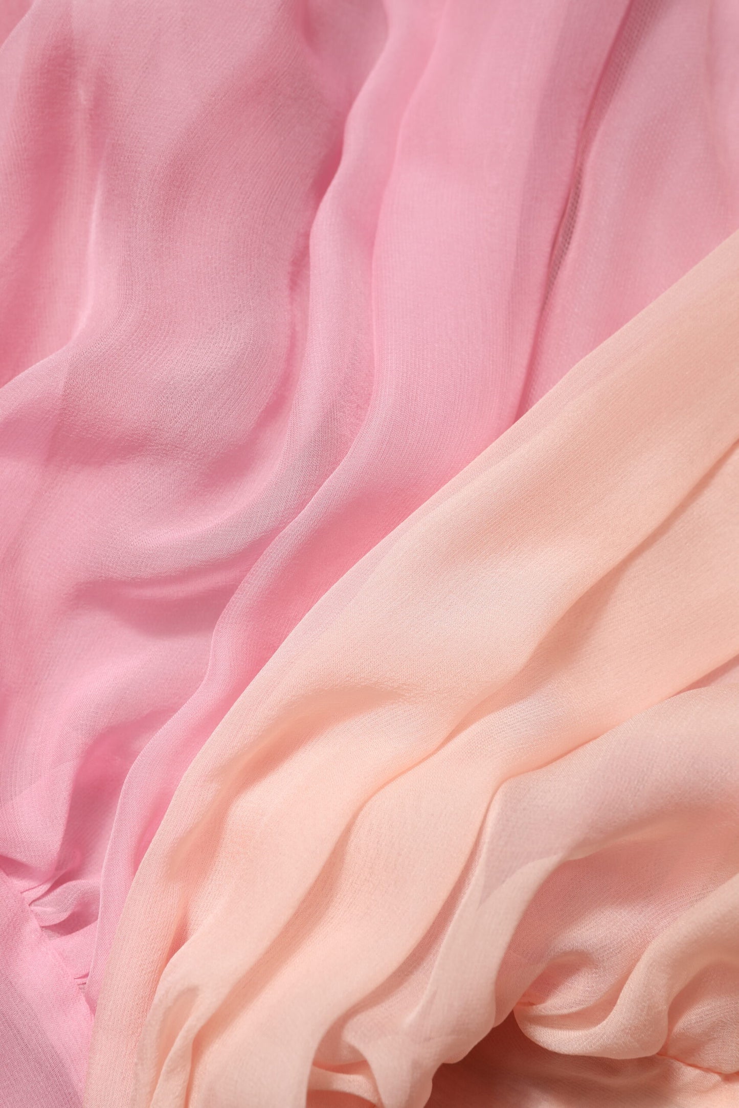 بلوزة دولتشي آند غابانا الوردية ذات الرقبة على شكل حرف V والأكمام الطويلة