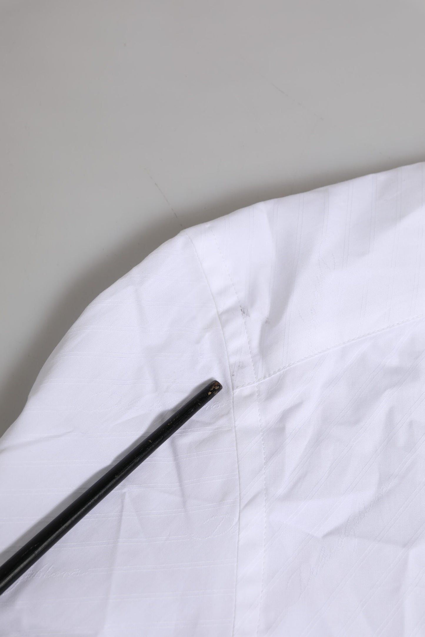 قميص رسمي بأكمام طويلة من القطن الأبيض الذهبي من دولتشي آند غابانا