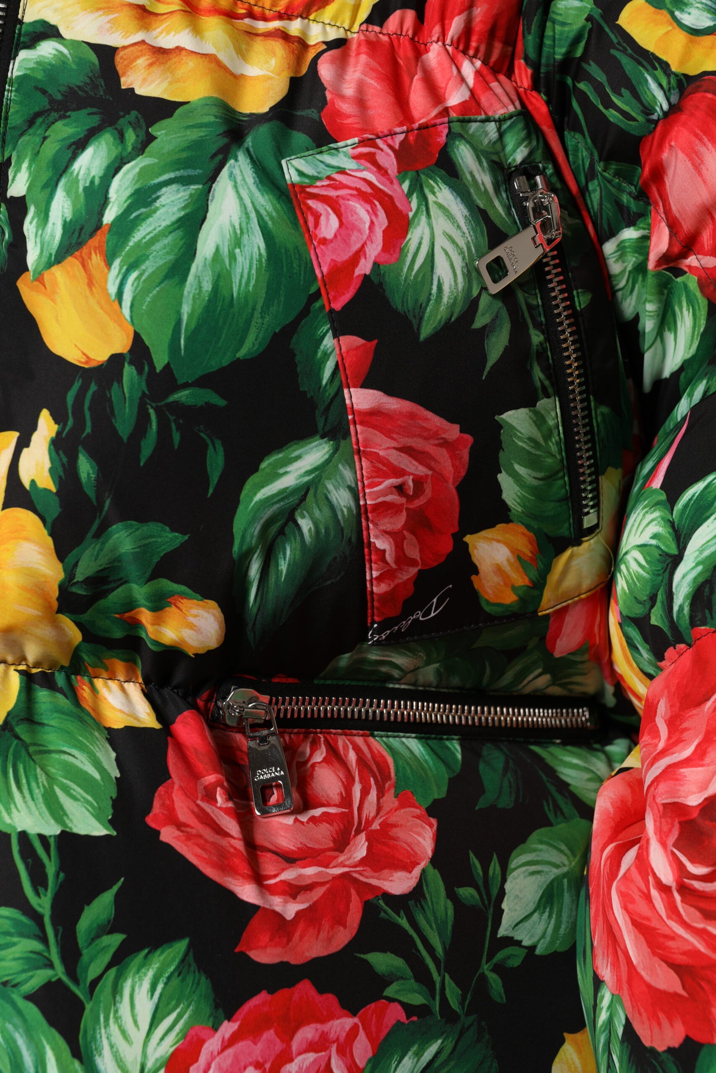 جاكيت دولتشي آند غابانا متعدد الألوان بغطاء رأس منفوخ ومزين بنقشة زهور