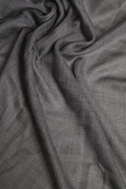 وشاح شال دافئ للرقبة مطبوع عليه شعار دولتشي آند غابانا باللون الرمادي