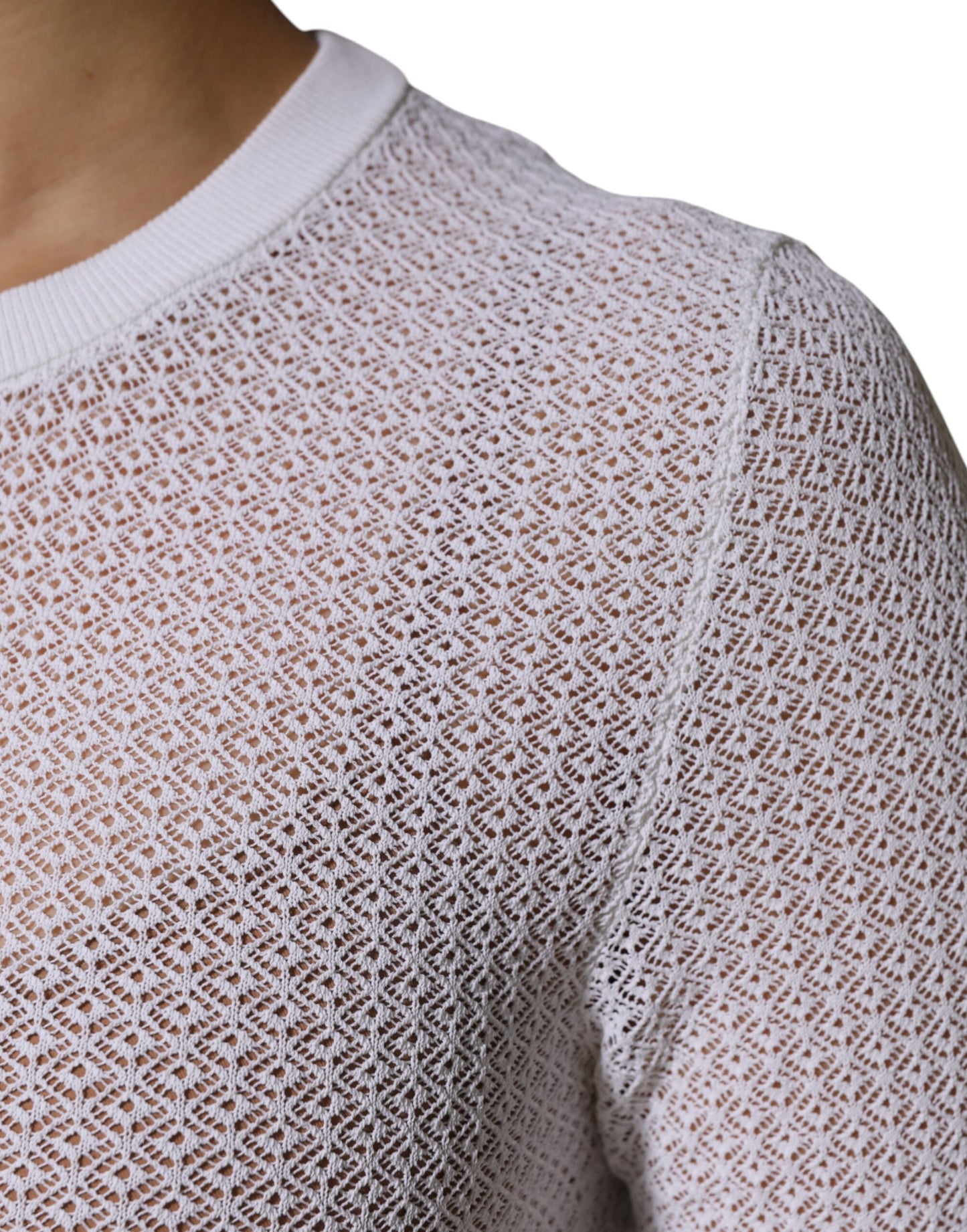 بلوزة دولتشي آند غابانا بيضاء بأكمام طويلة وياقة مستديرة