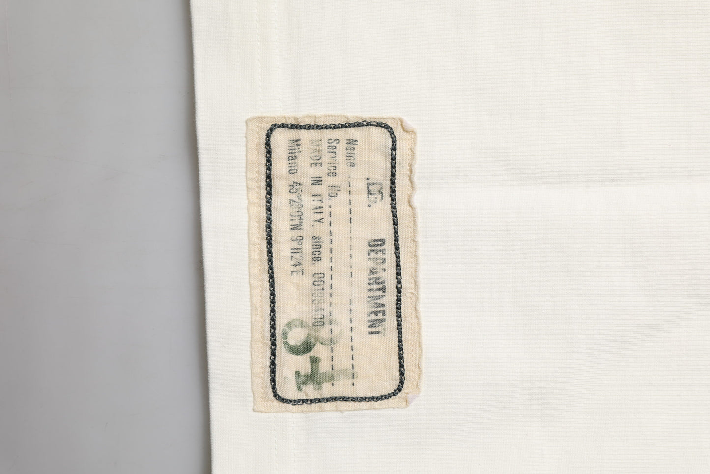 تي شيرت رجالي قطني أبيض من دولتشي آند غابانا بياقة دائرية وطبعة حب السلام