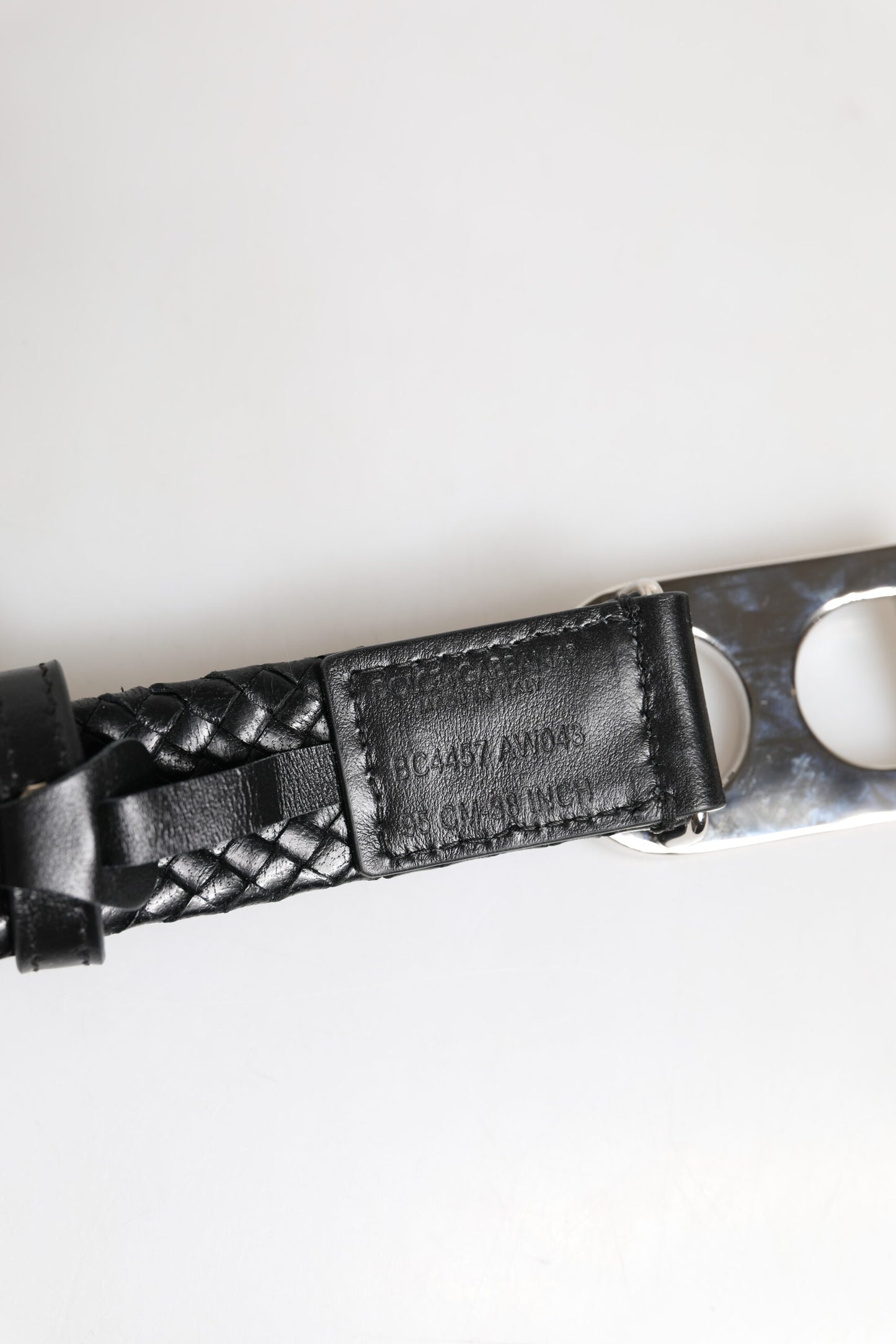 حزام دولتشي آند غابانا الكلاسيكي المصنوع من الجلد الأسود مع مشبك وشعار DG