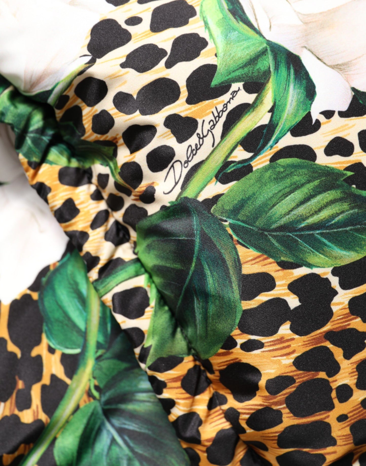 جاكيت دولتشي آند غابانا متعدد الألوان من قماش منفوش مبطن بنقشة جلد النمر الوردي