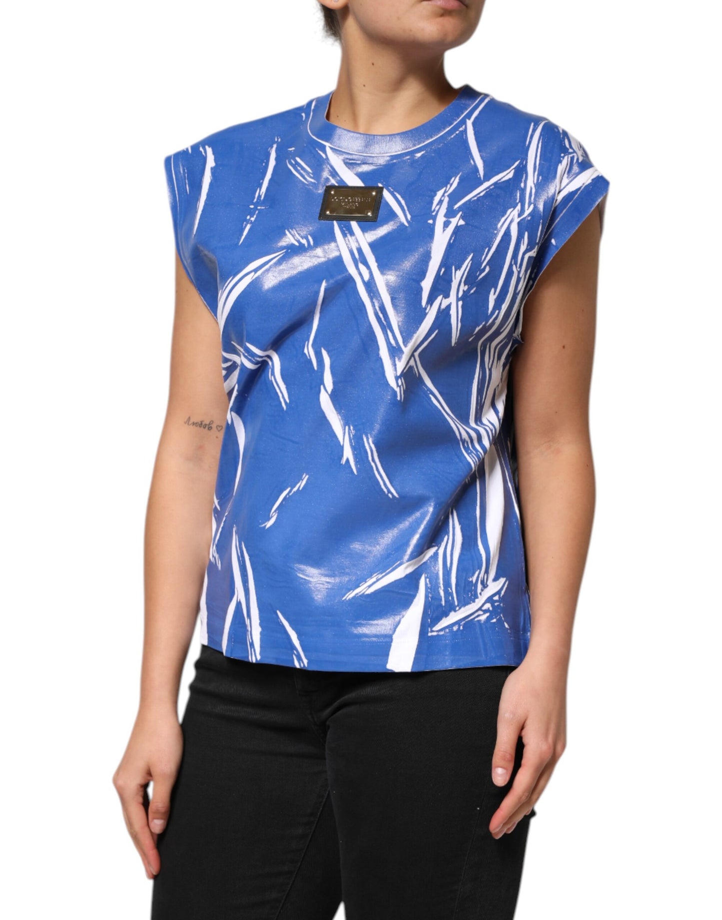 توب نسائي بدون أكمام من القطن باللون الأزرق والأبيض بشعار دولتشي آند غابانا