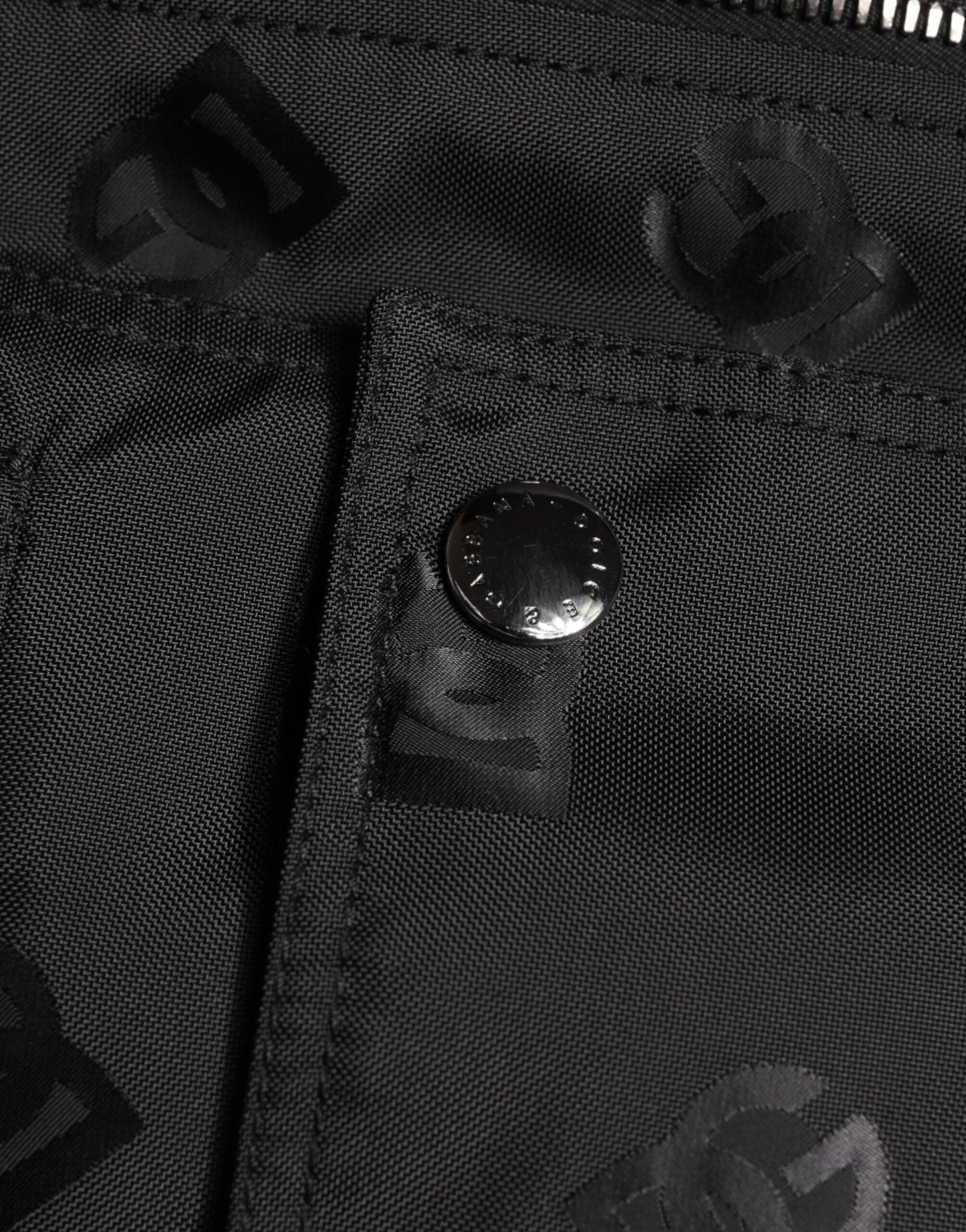 جاكيت دولتشي آند غابانا الأسود كارغو ويندبراكر لوجو مانيا