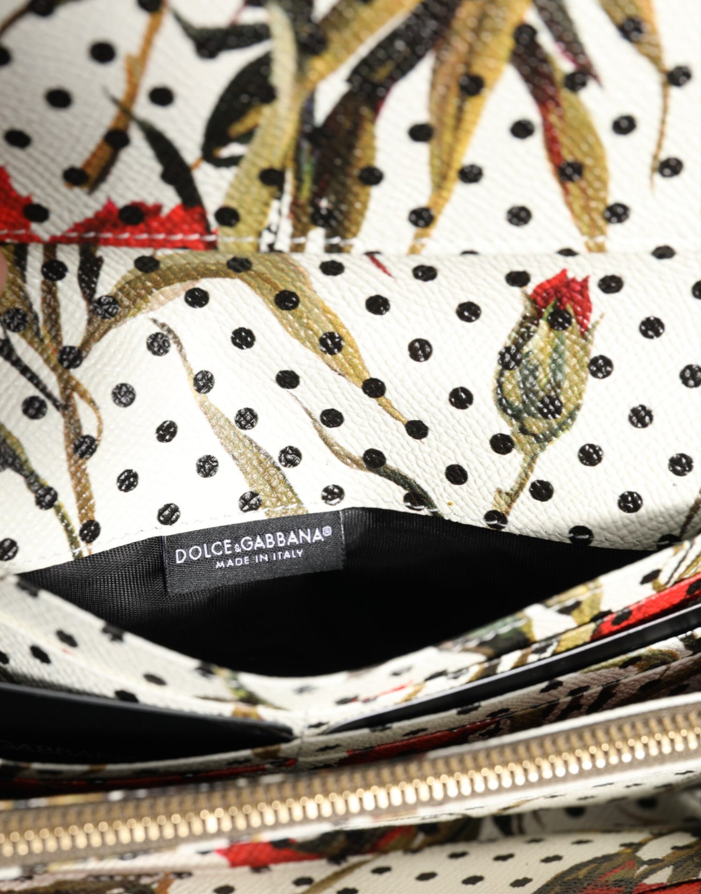 محفظة دولتشي آند غابانا ثلاثية الطي من الجلد الأسود مع لوحة شعار