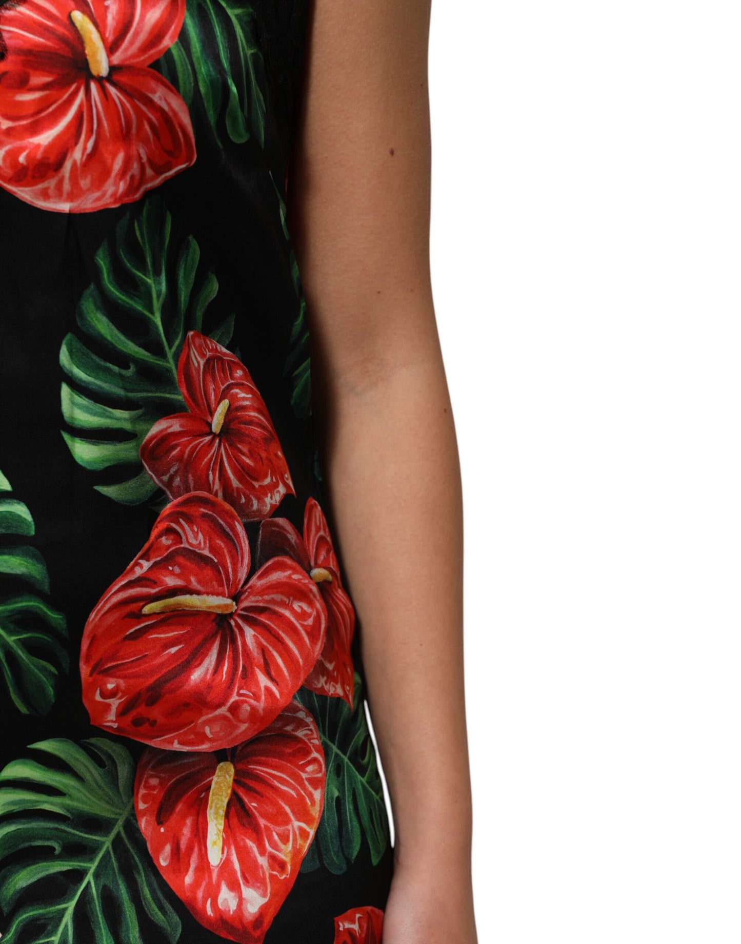 فستان لانجري شيميز دولتشي آند غابانا أسود مزين بدانتيل مزهر