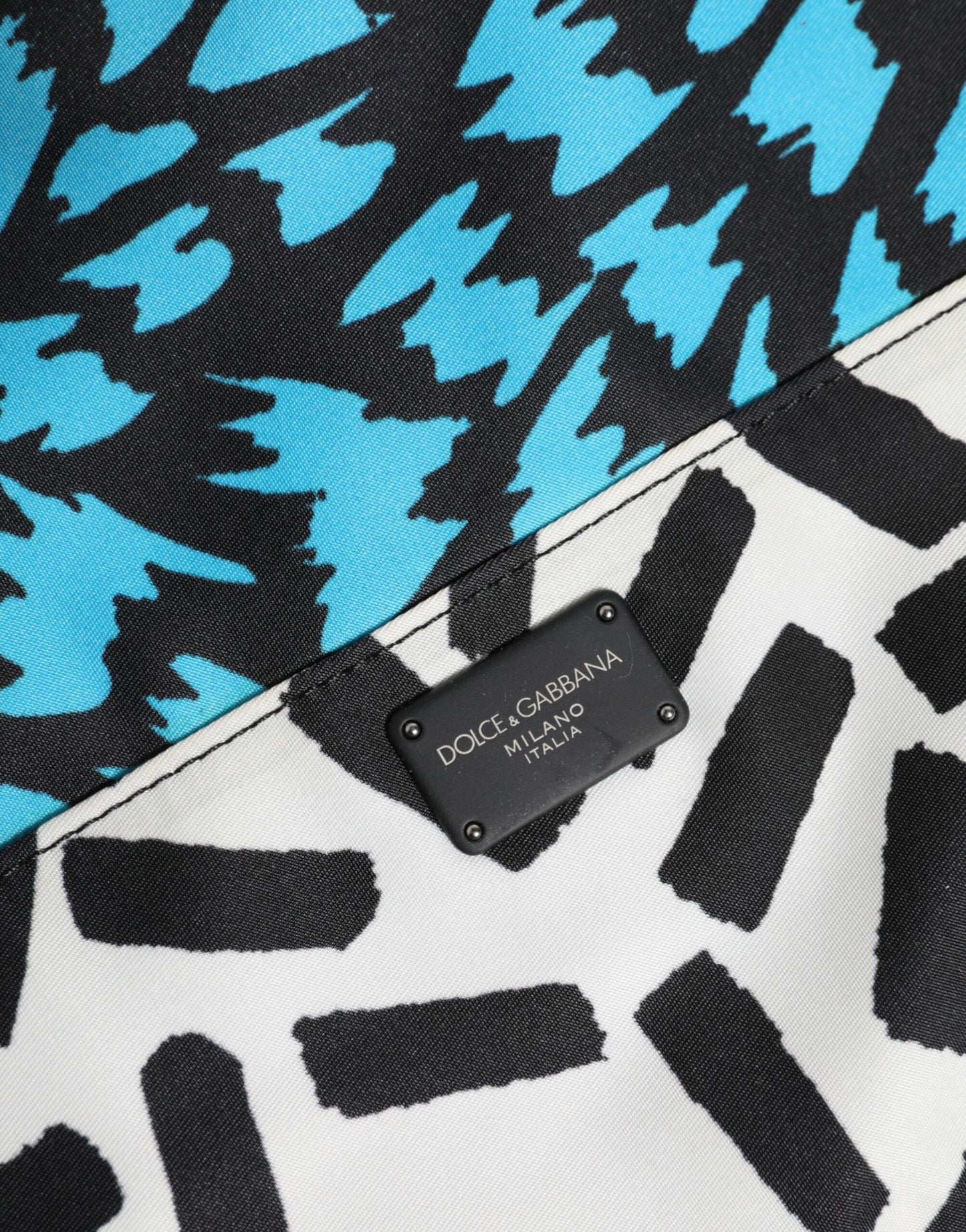 حقيبة كلاتش رجالية من دولتشي آند غابانا، مطبوعة بألوان متعددة، ومزينة بشعار الشركة