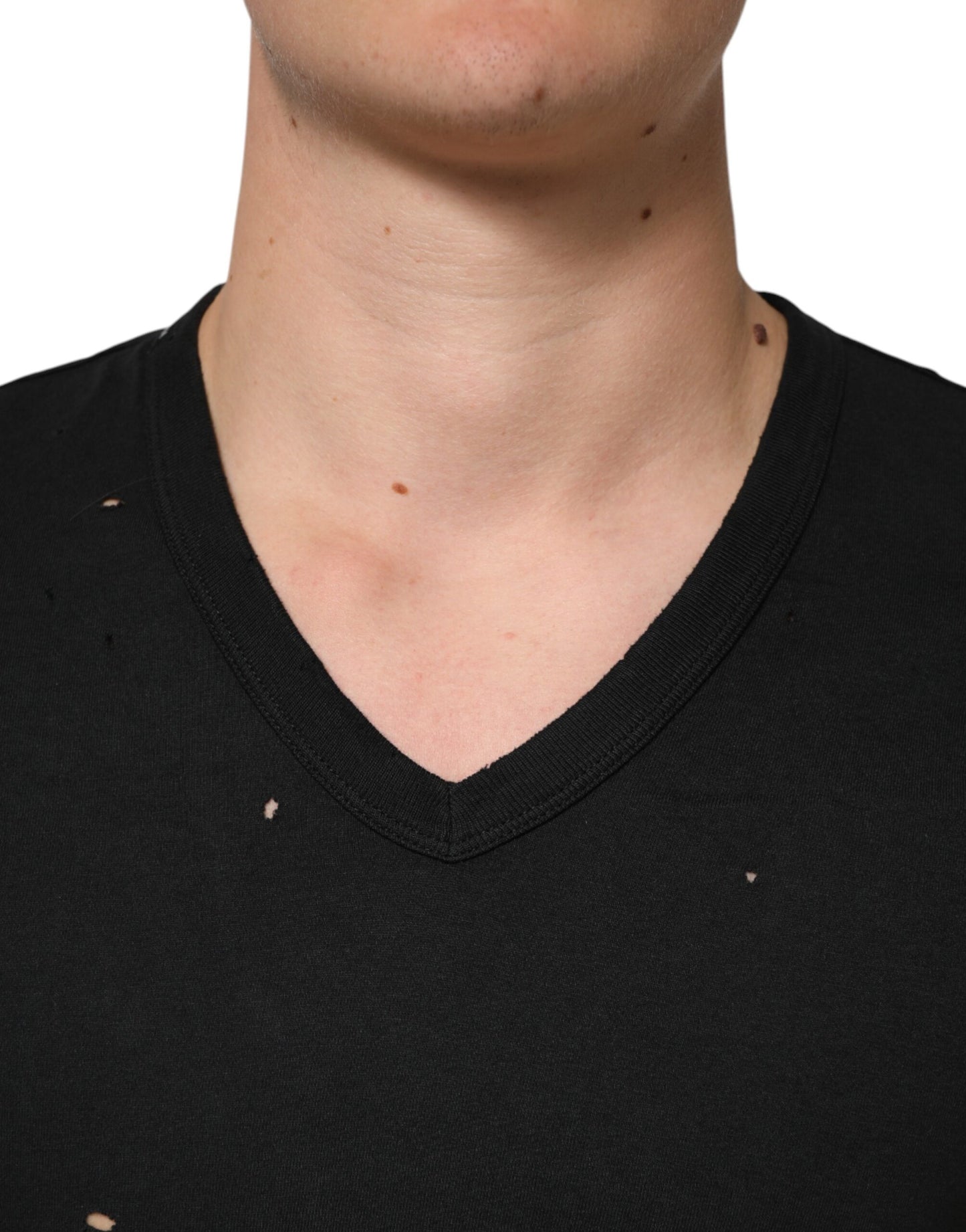 تيشيرت رجالي من دولتشي آند غابانا، أسود من القطن، ممزق، بشعار، وفتحة رقبة على شكل حرف V