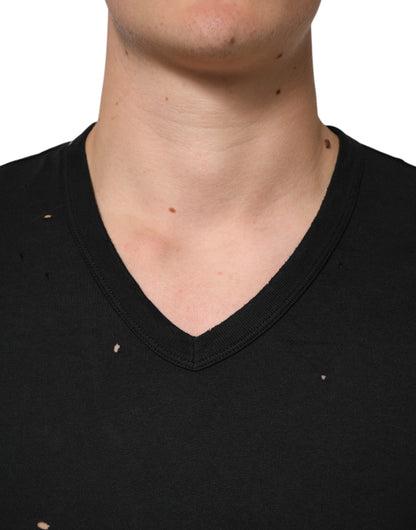 تيشيرت رجالي من دولتشي آند غابانا، أسود من القطن، ممزق، بشعار، وفتحة رقبة على شكل حرف V