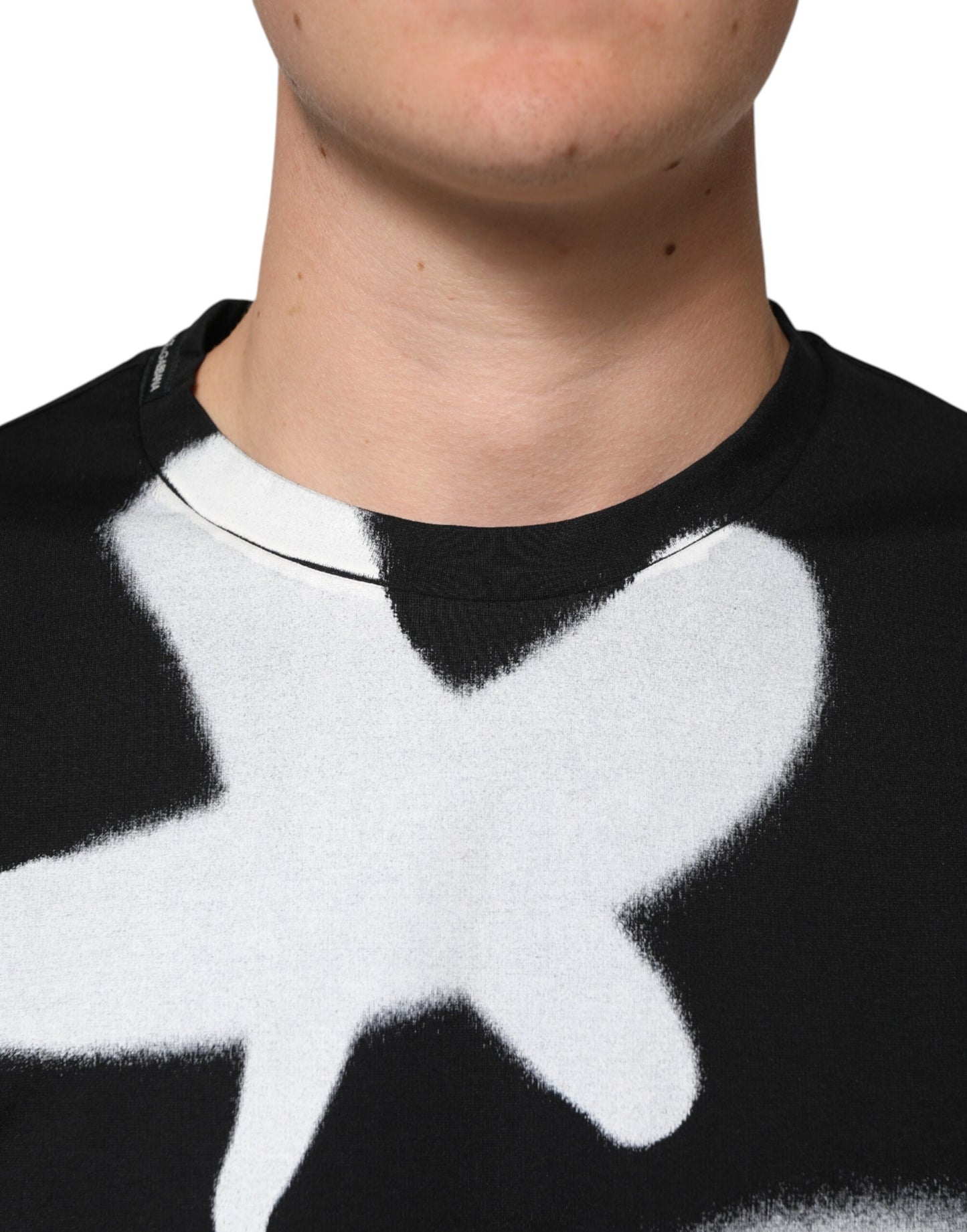 تي شيرت دولتشي آند غابانا أسود من القطن بأكمام قصيرة وشعار DG مطبوع عليه جرافيتي