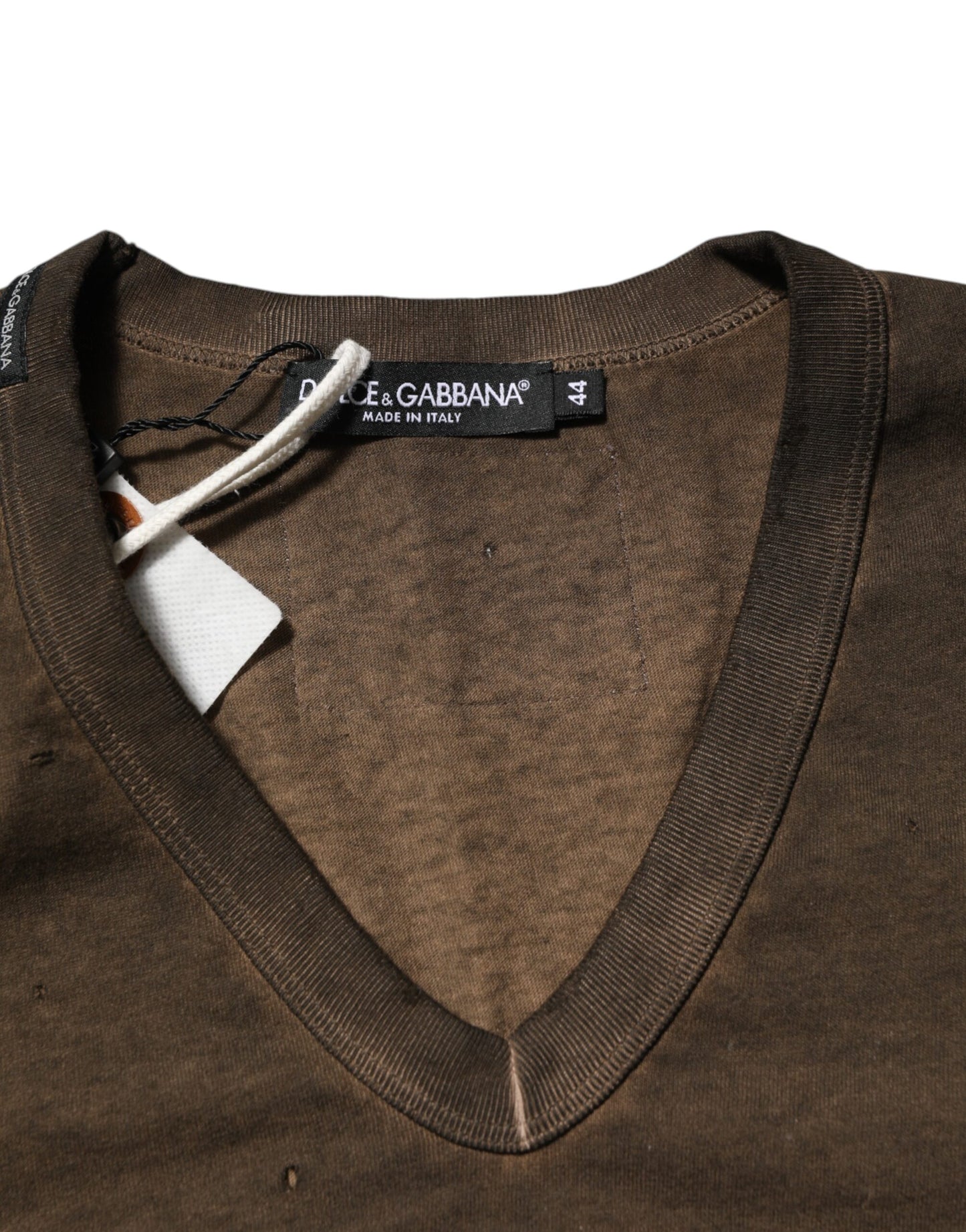 تيشيرت رجالي من دولتشي آند غابانا، قطني بني غامق، بشعار ممزق