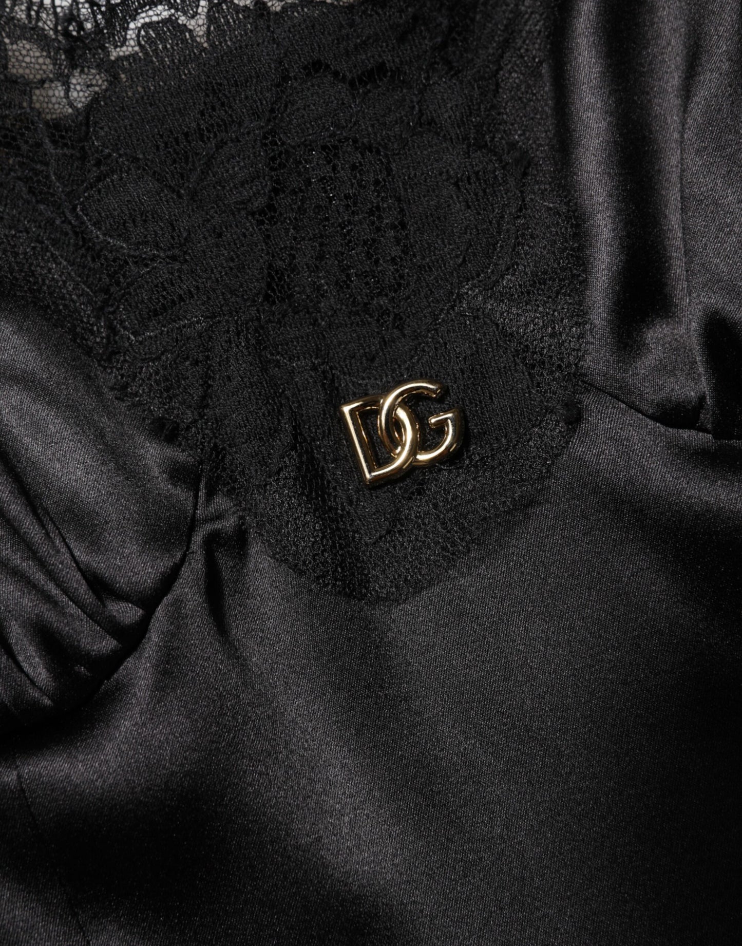 فستان دولتشي آند غابانا قصير بدون أكمام بدانتيل وحواف من الحرير الأسود