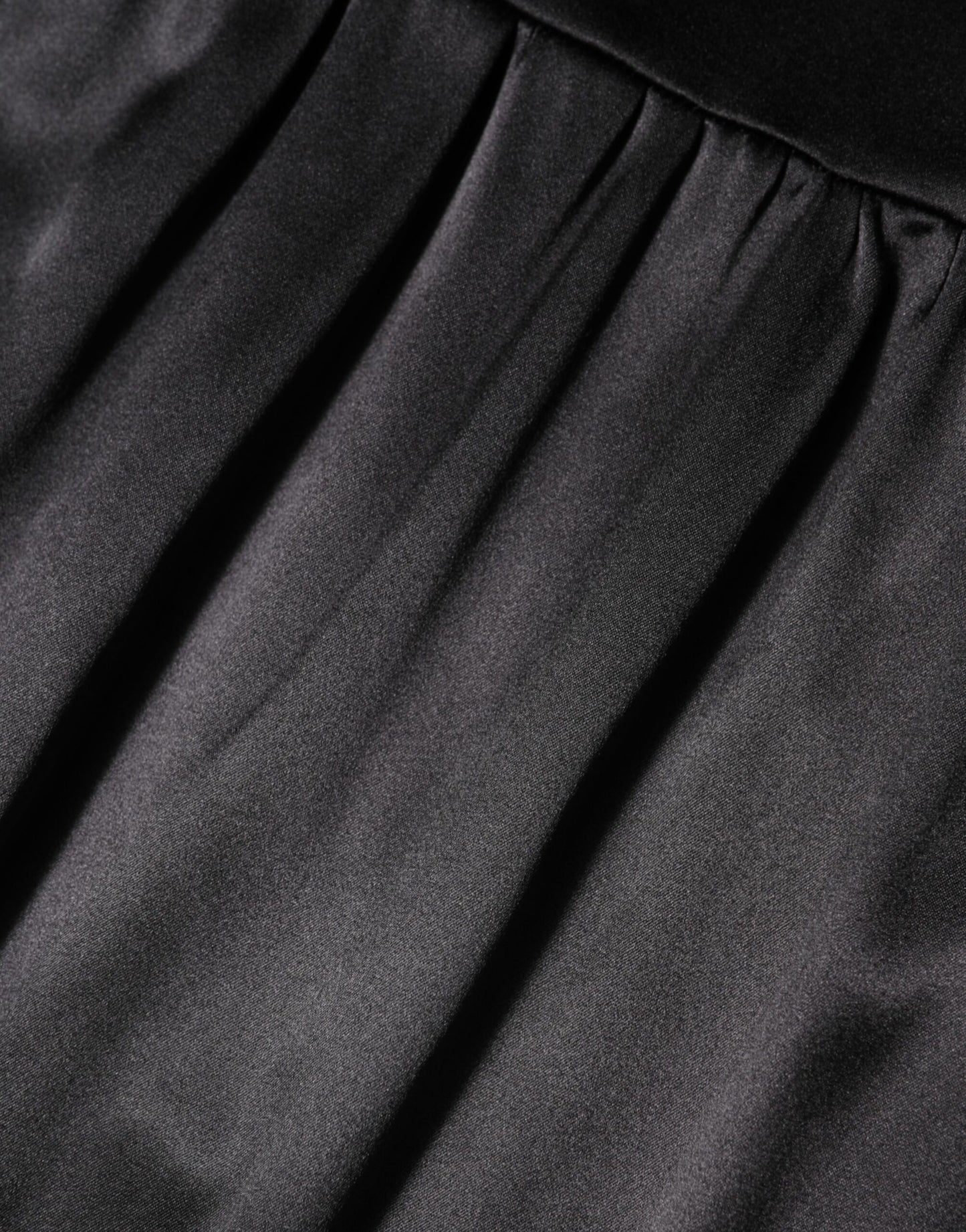 فستان دولتشي آند غابانا قصير بدون أكمام بدانتيل وحواف من الحرير الأسود