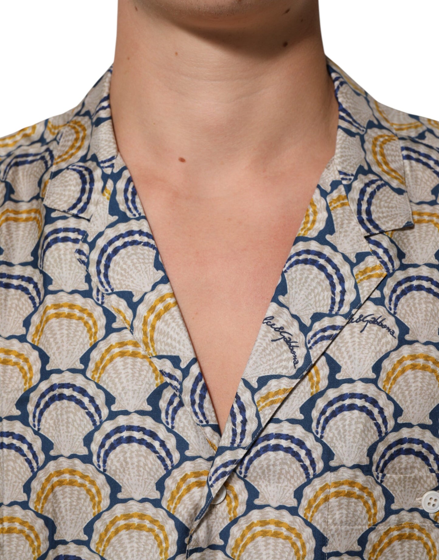 قميص دولتشي آند غابانا كريمي من القطن والحرير بطبعة صدفة هاواي