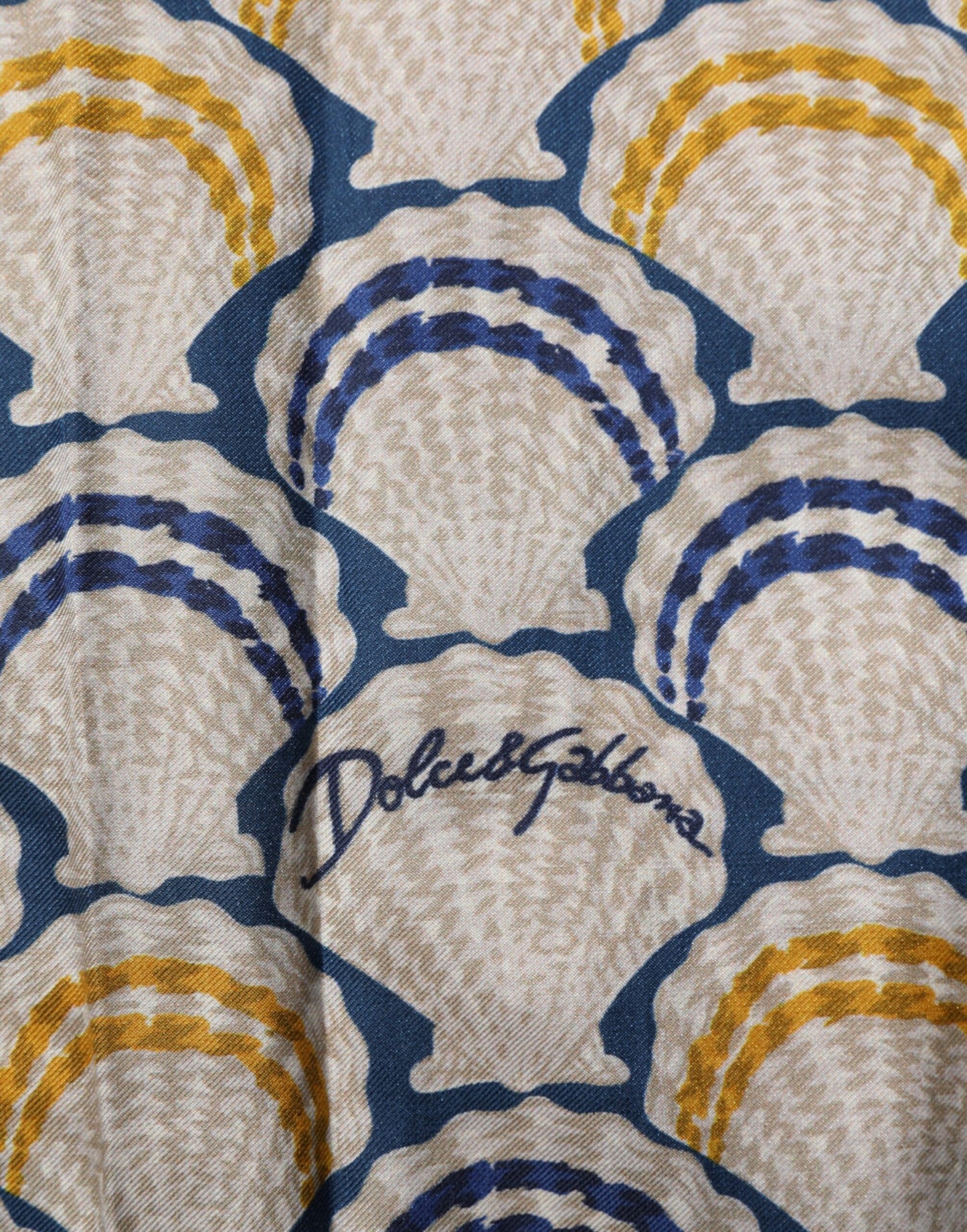 قميص دولتشي آند غابانا كريمي من القطن والحرير بطبعة صدفة هاواي