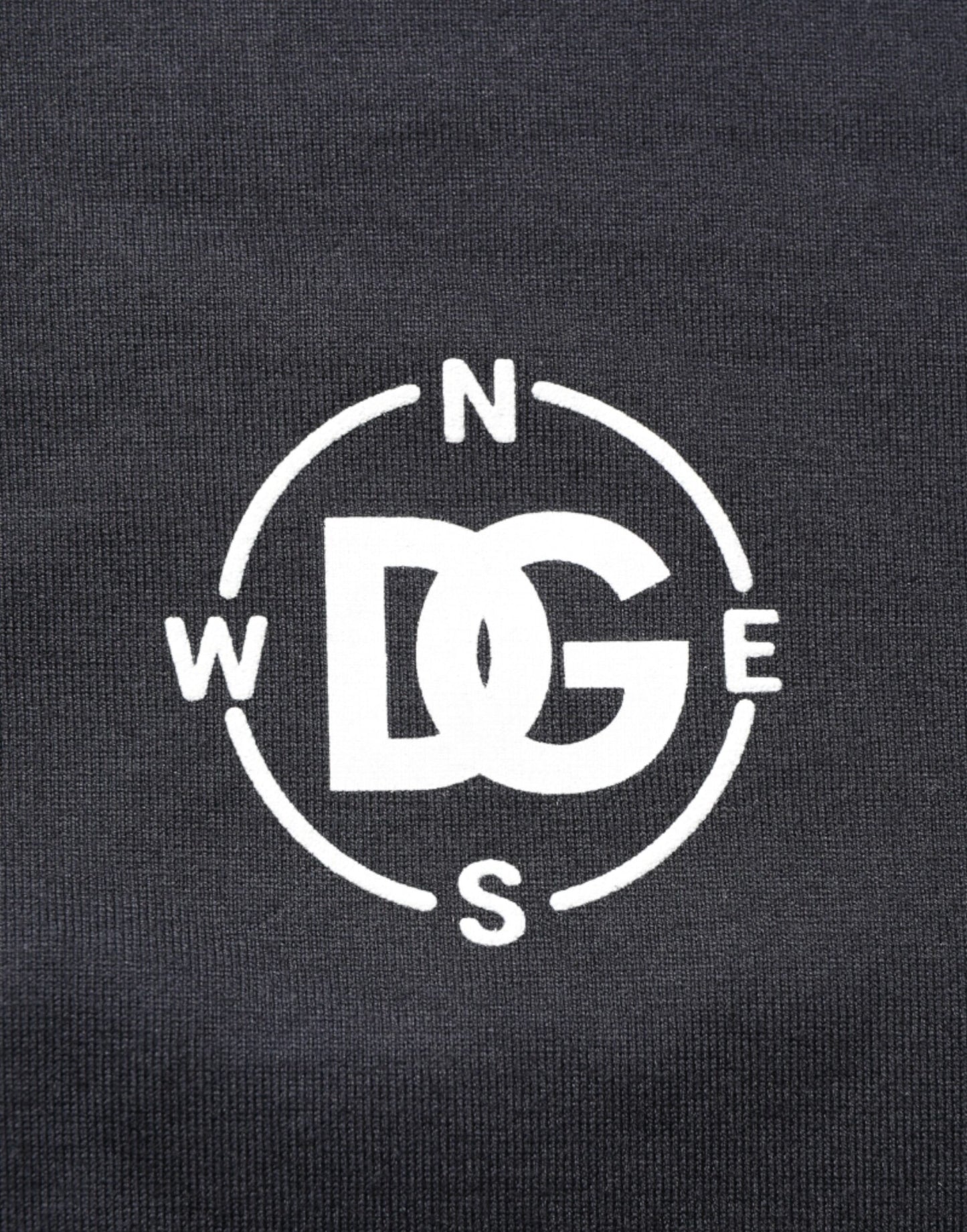 تي شيرت دولتشي آند غابانا أسود بشعار البوصلة من القطن برقبة دائرية