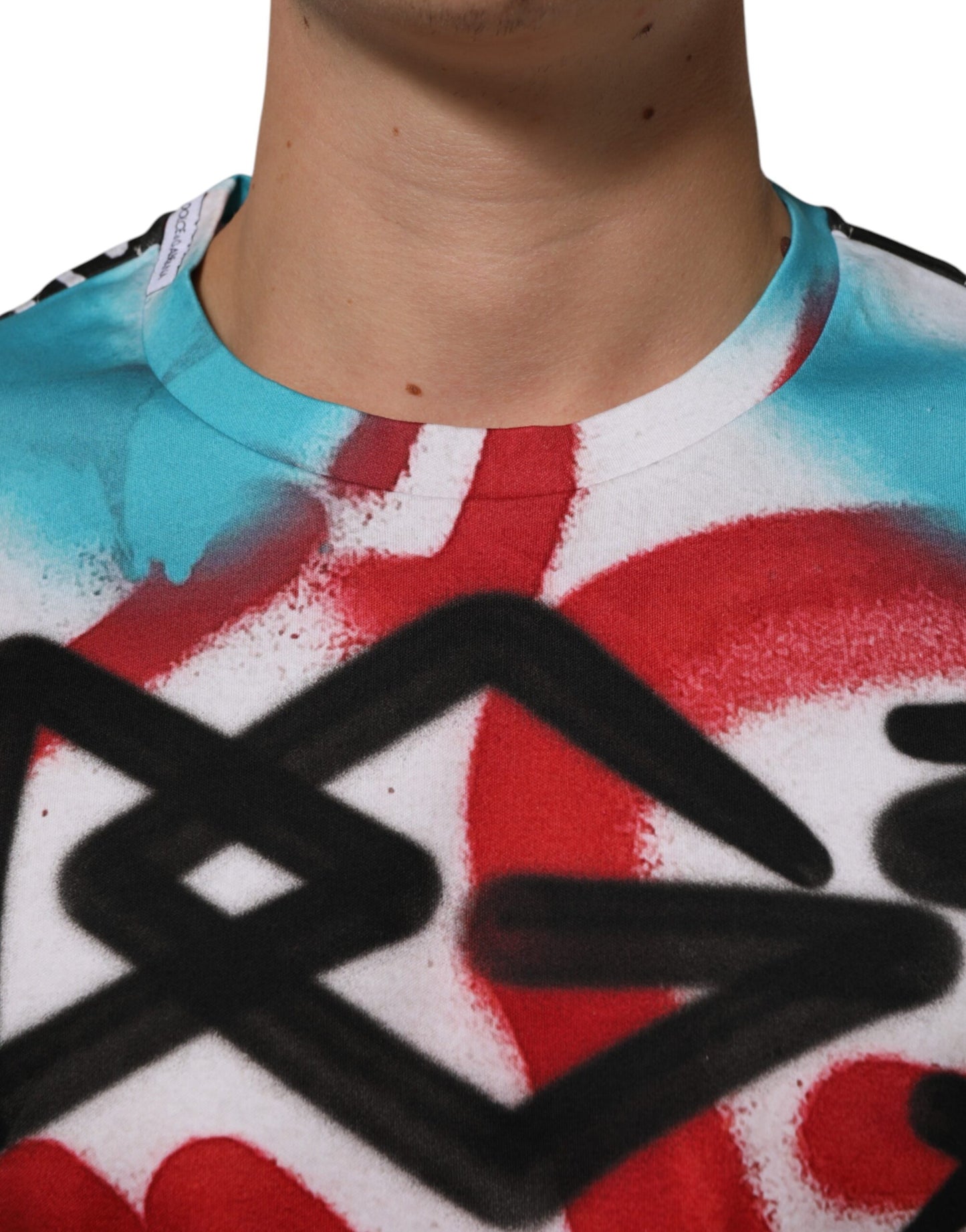 تي شيرت دولتشي آند غابانا أبيض بطبعة جرافيتي وأكمام قصيرة وياقة دائرية