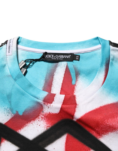 تي شيرت دولتشي آند غابانا أبيض بطبعة جرافيتي وأكمام قصيرة وياقة دائرية