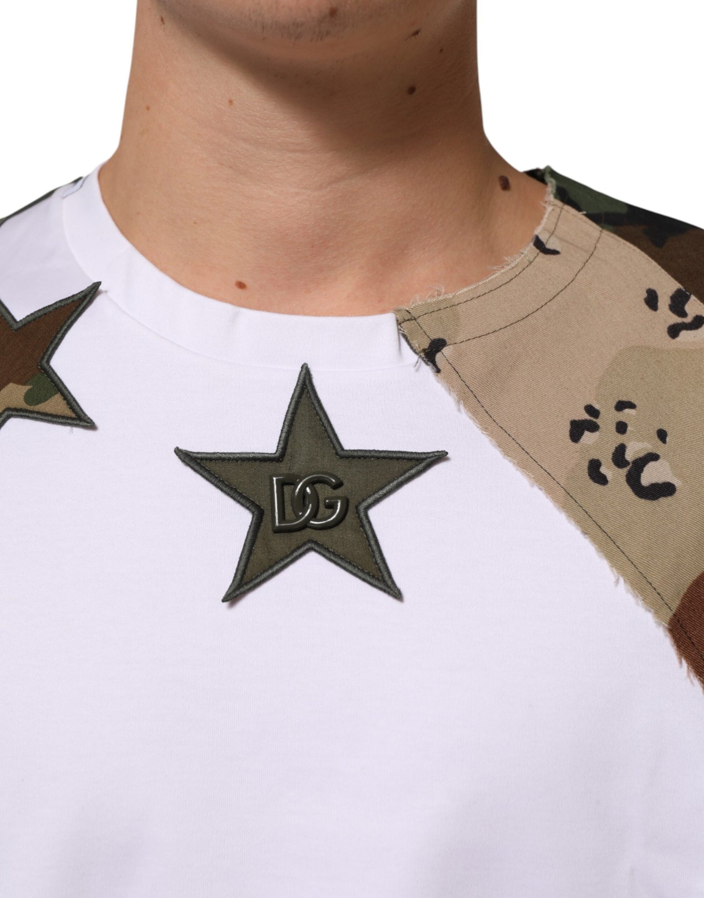 تيشيرت رجالي قطني بنقشة مموهة باللون الأبيض من دولتشي آند غابانا