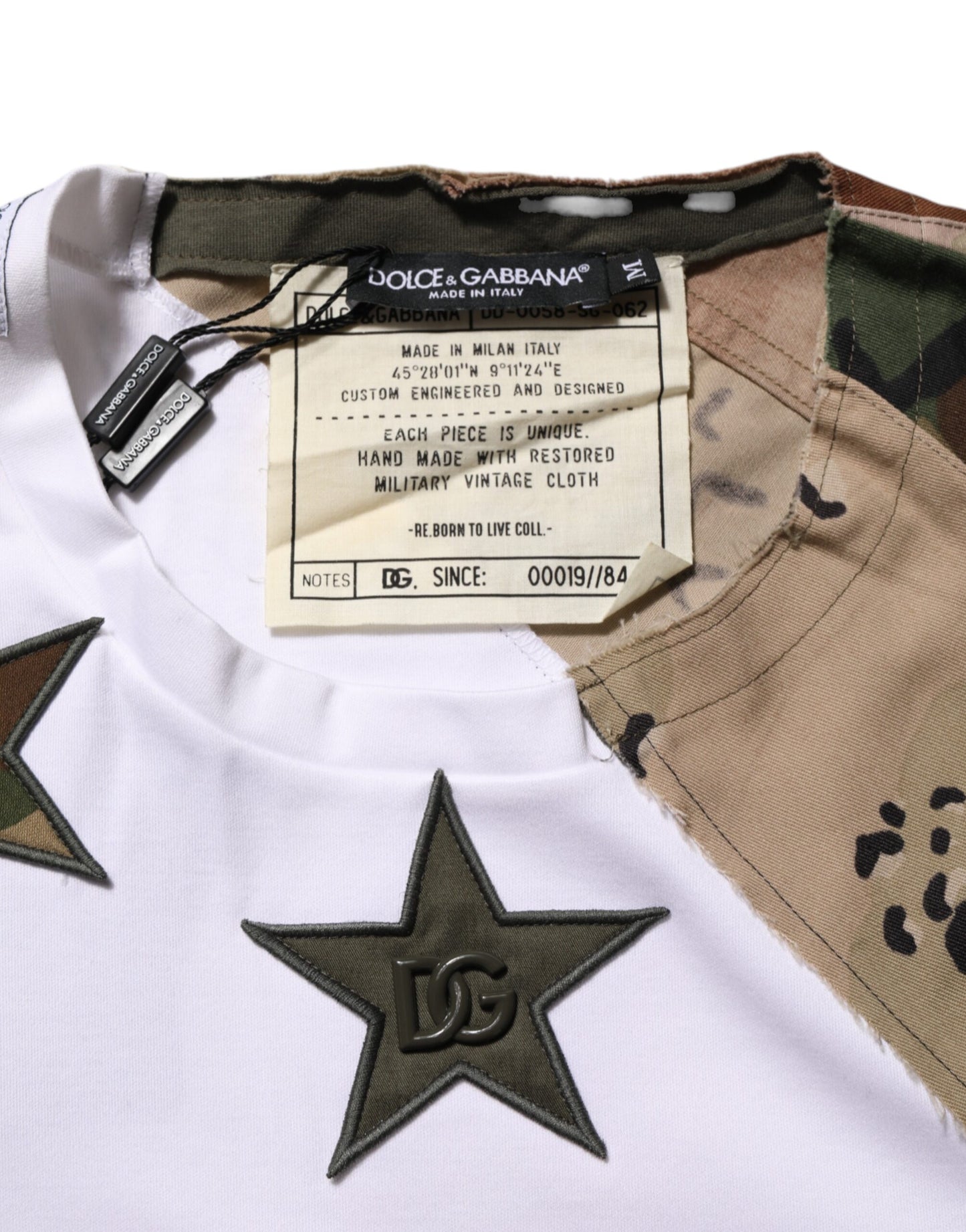 تيشيرت رجالي قطني بنقشة مموهة باللون الأبيض من دولتشي آند غابانا