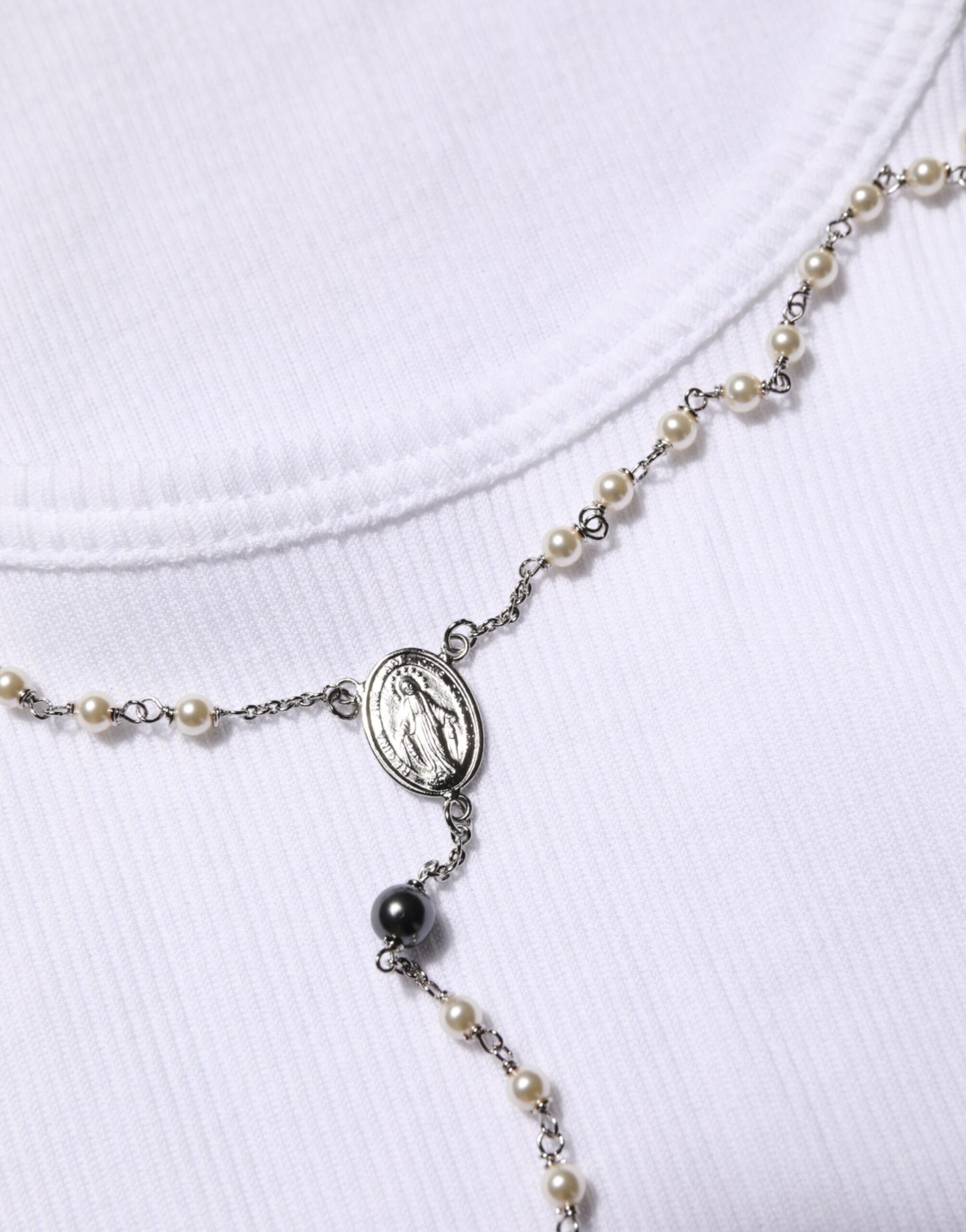 تي شيرت دولتشي آند غابانا أبيض قطني بسلسلة وقلادة