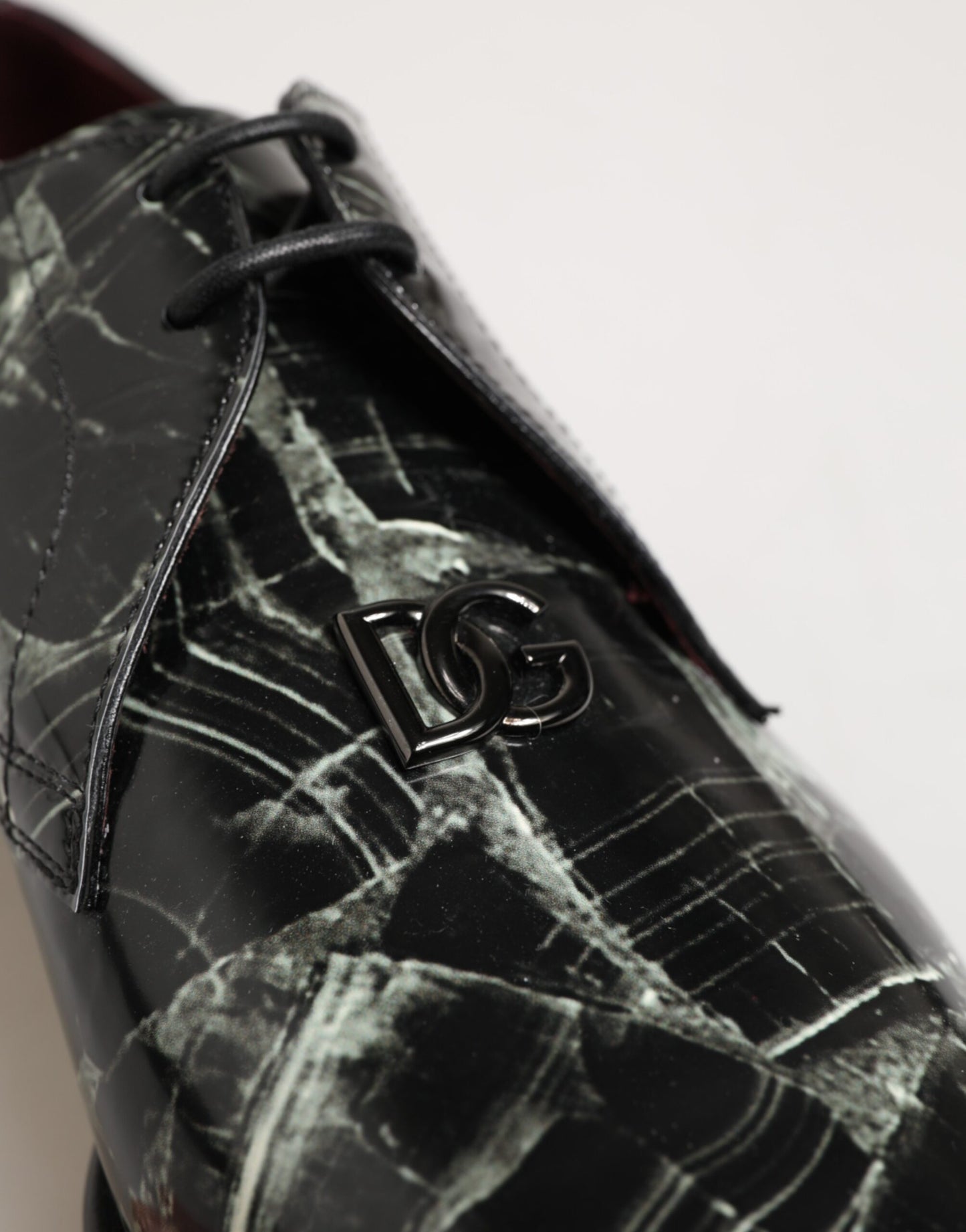 فستان دولتشي آند غابانا بنقشة رخامية وحذاء ديربي برباط