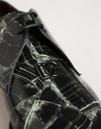 فستان دولتشي آند غابانا بنقشة رخامية وحذاء ديربي برباط