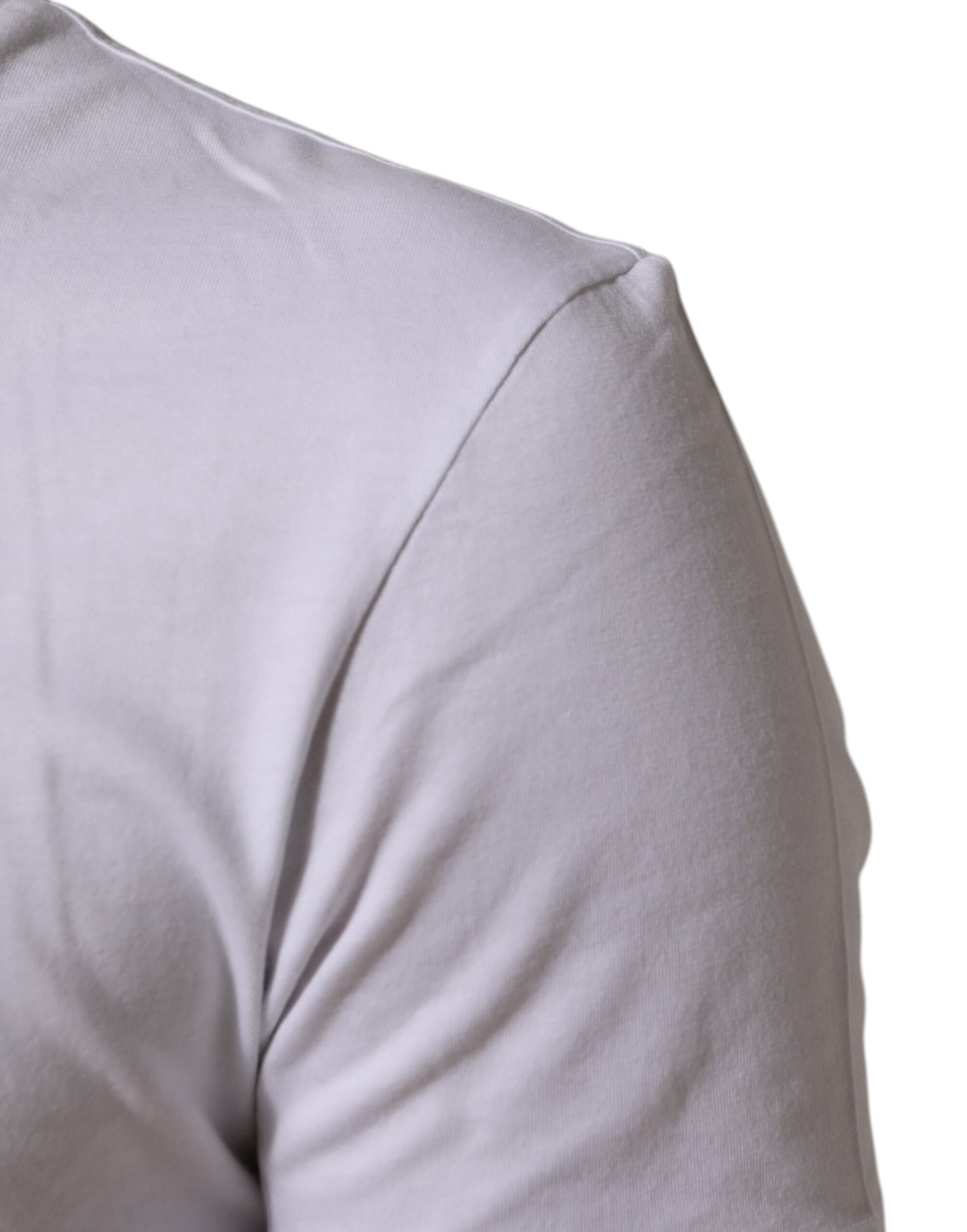 تي شيرت رجالي من دولتشي آند غابانا، قطن أبيض، مطبوع عليه شعار، برقبة دائرية