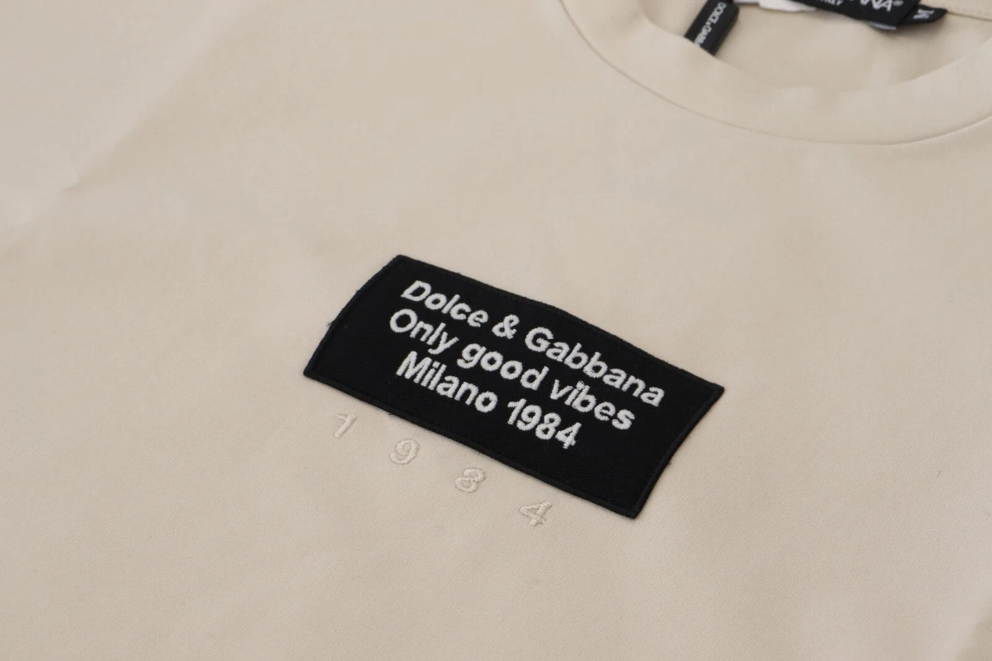 قميص دولتشي آند غابانا عاجي قطني مطبوع برقبة دائرية