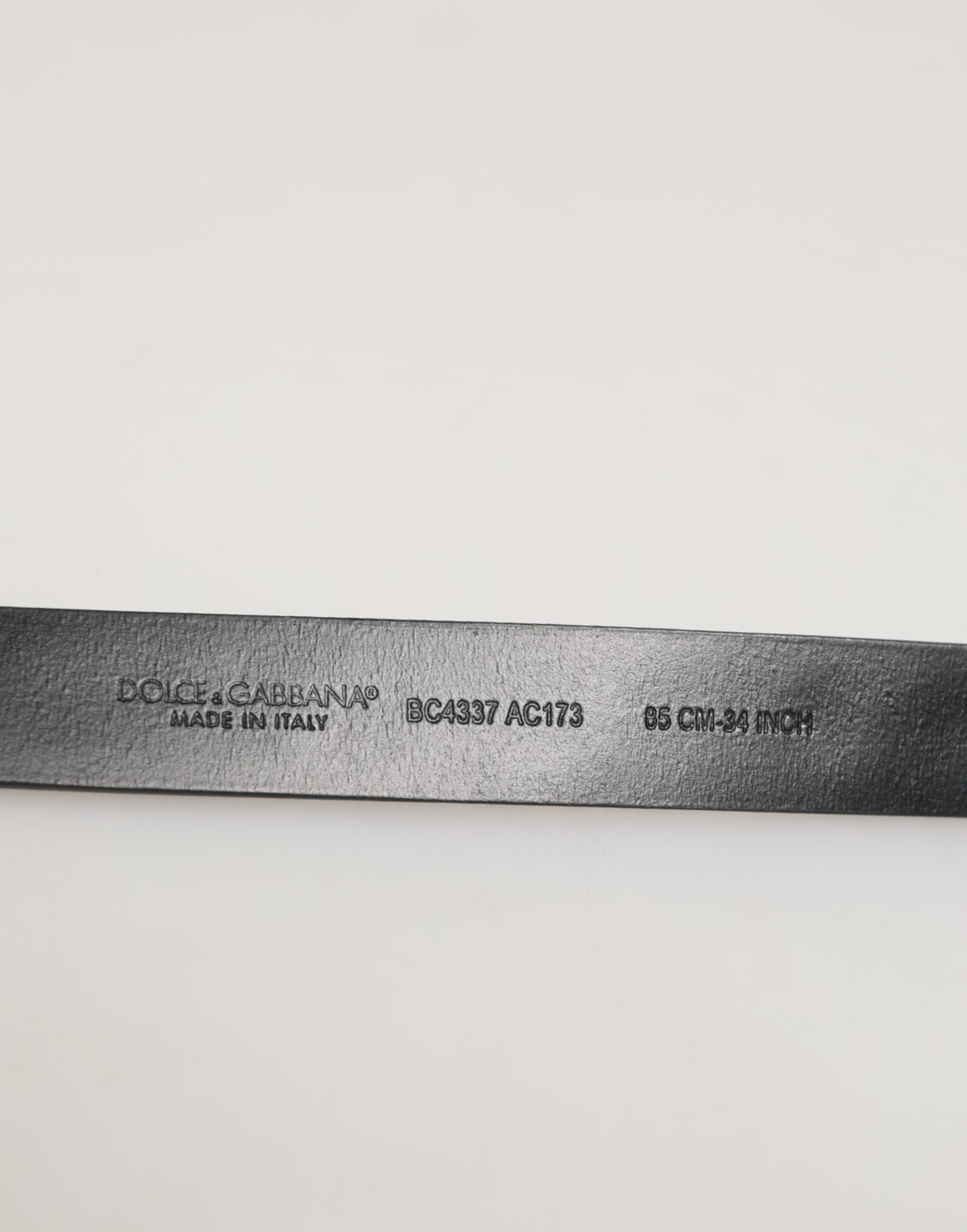 حزام دولتشي آند غابانا المصنوع من الجلد الأسود والمرصّع بالمسامير الفضية اللون