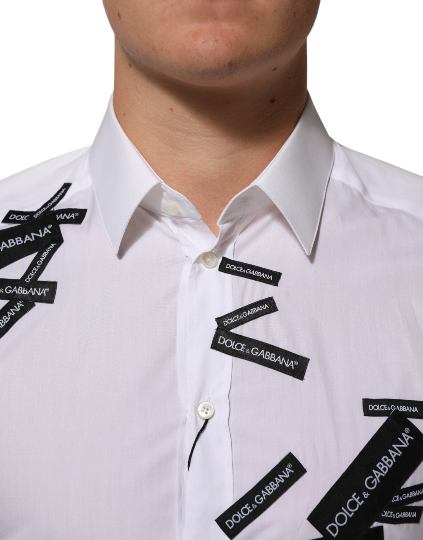 قميص دولتشي آند غابانا أبيض من القطن بشعار ذهبي وياقة
