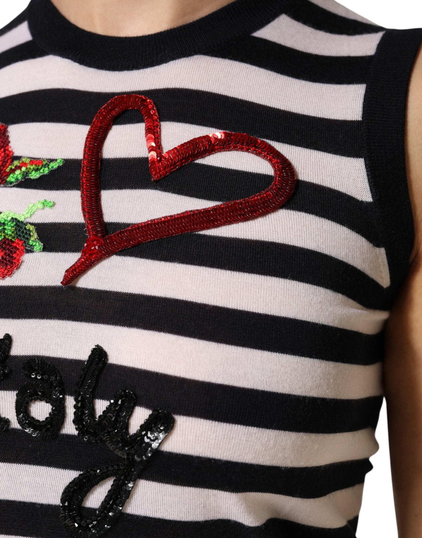 بلوزة دولتشي آند غابانا بدون أكمام من الحرير الكشمير باللونين الأبيض والأسود