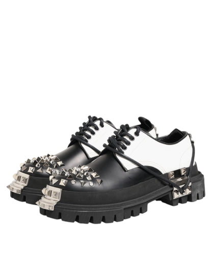 حذاء ديربي رسمي للرجال من دولتشي آند غابانا باللونين الأسود والأبيض مرصع بالمسامير