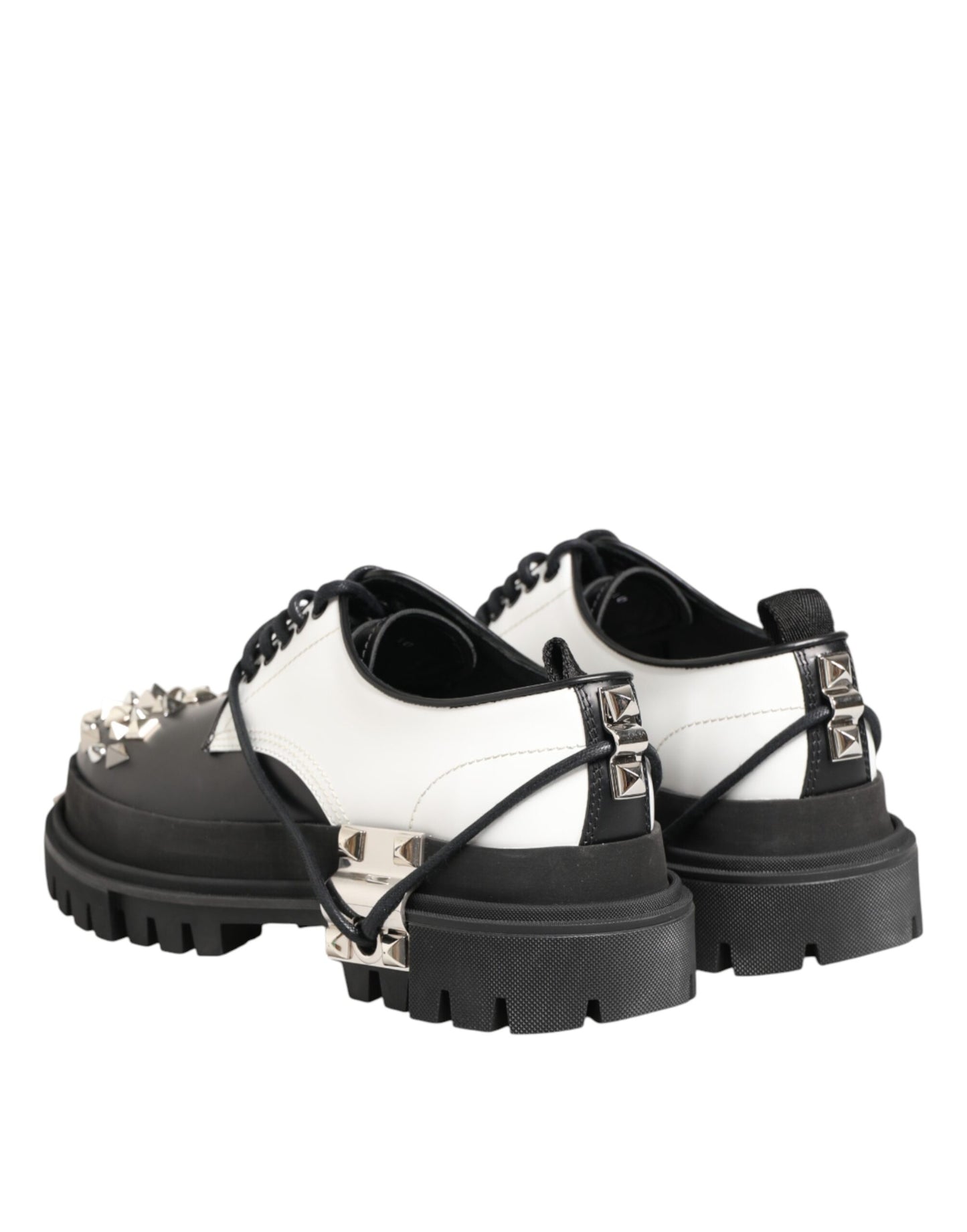 حذاء ديربي رسمي للرجال من دولتشي آند غابانا باللونين الأسود والأبيض مرصع بالمسامير