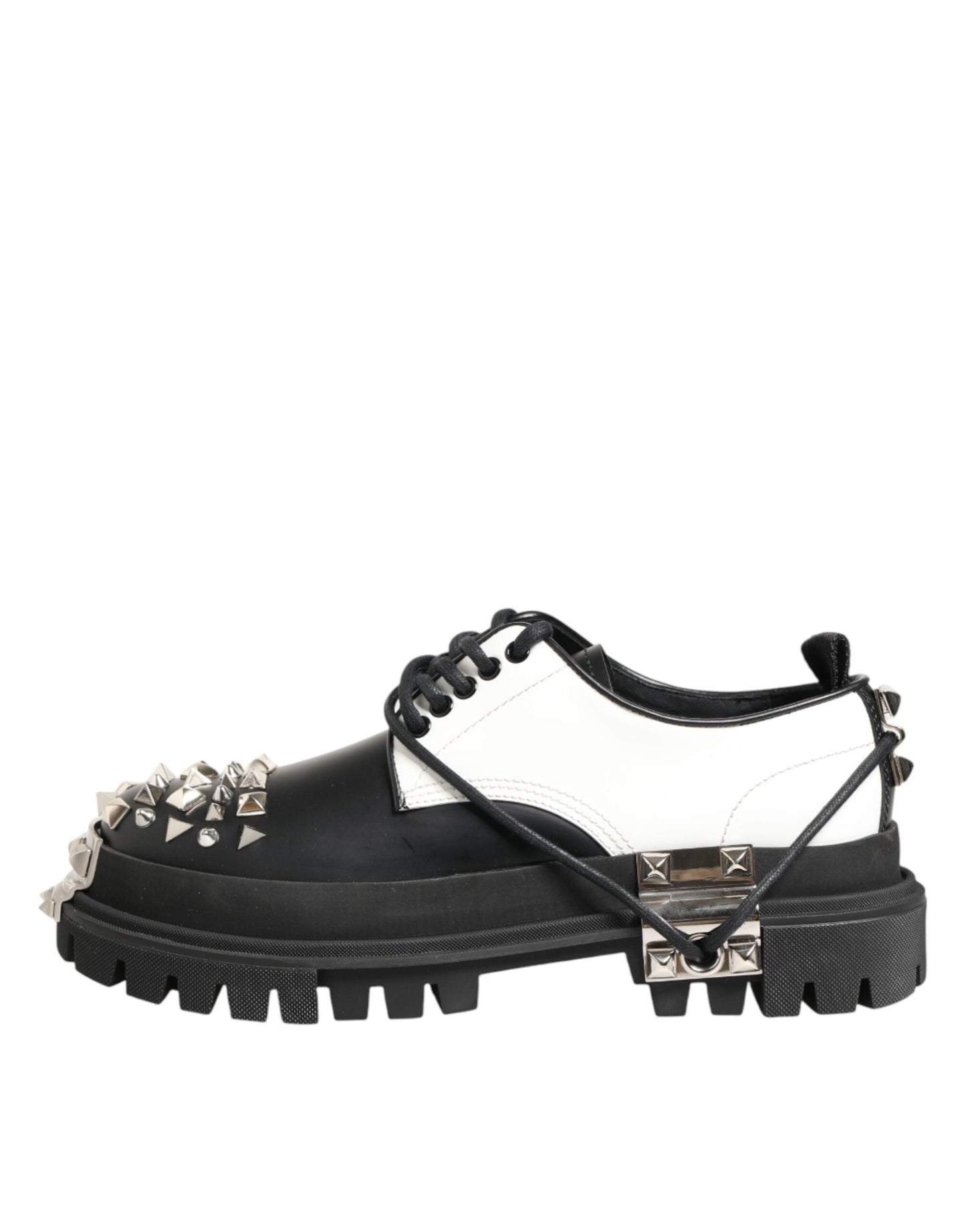 حذاء ديربي رسمي للرجال من دولتشي آند غابانا باللونين الأسود والأبيض مرصع بالمسامير